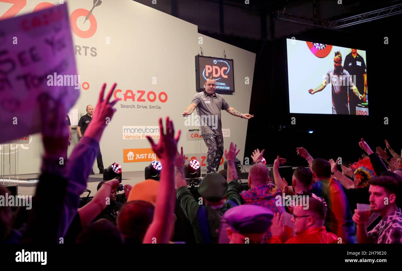 Peter Wright fête après avoir remporté sa demi-finale contre Michael Smith au Aldersley Leisure Village, Wolverhampton.Date de la photo: Dimanche 21 novembre 2021. Banque D'Images