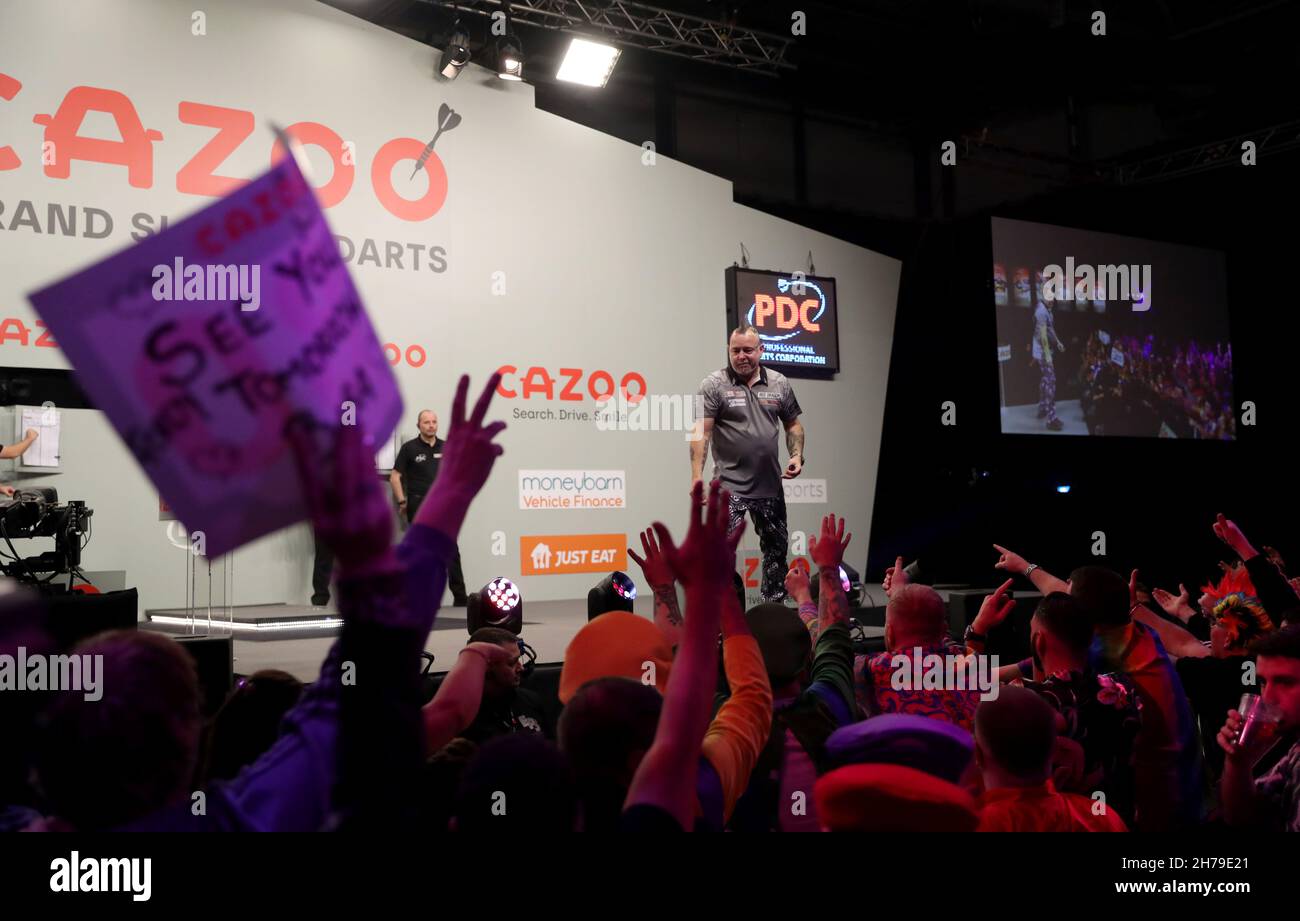 Peter Wright fête après avoir remporté sa demi-finale contre Michael Smith au Aldersley Leisure Village, Wolverhampton.Date de la photo: Dimanche 21 novembre 2021. Banque D'Images