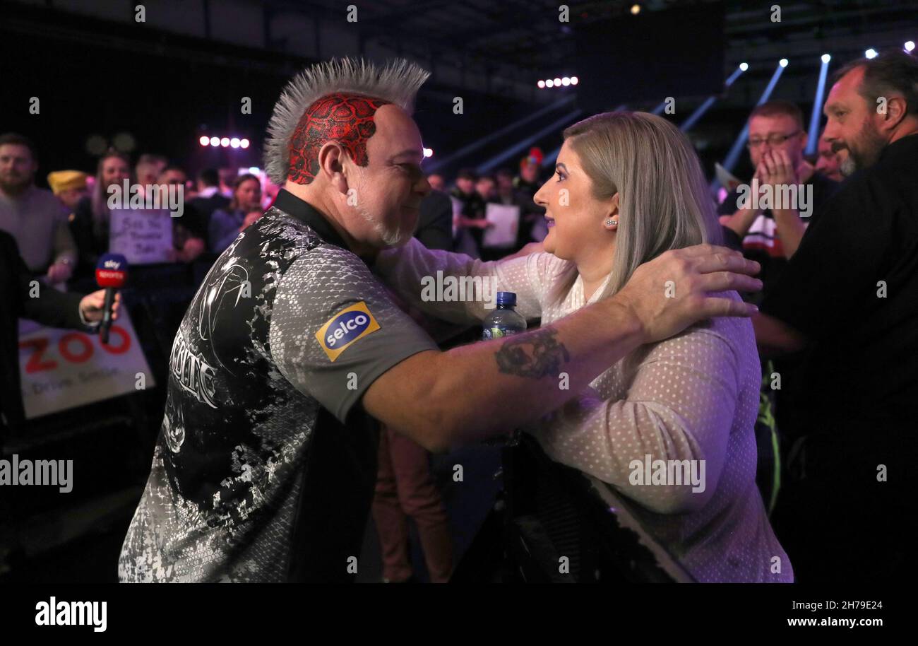 Peter Wright est félicité par sa femme Joanne Wright après avoir remporté sa demi-finale contre Michael Smith au village de loisirs d'Aldersley, Wolverhampton.Date de la photo: Dimanche 21 novembre 2021. Banque D'Images