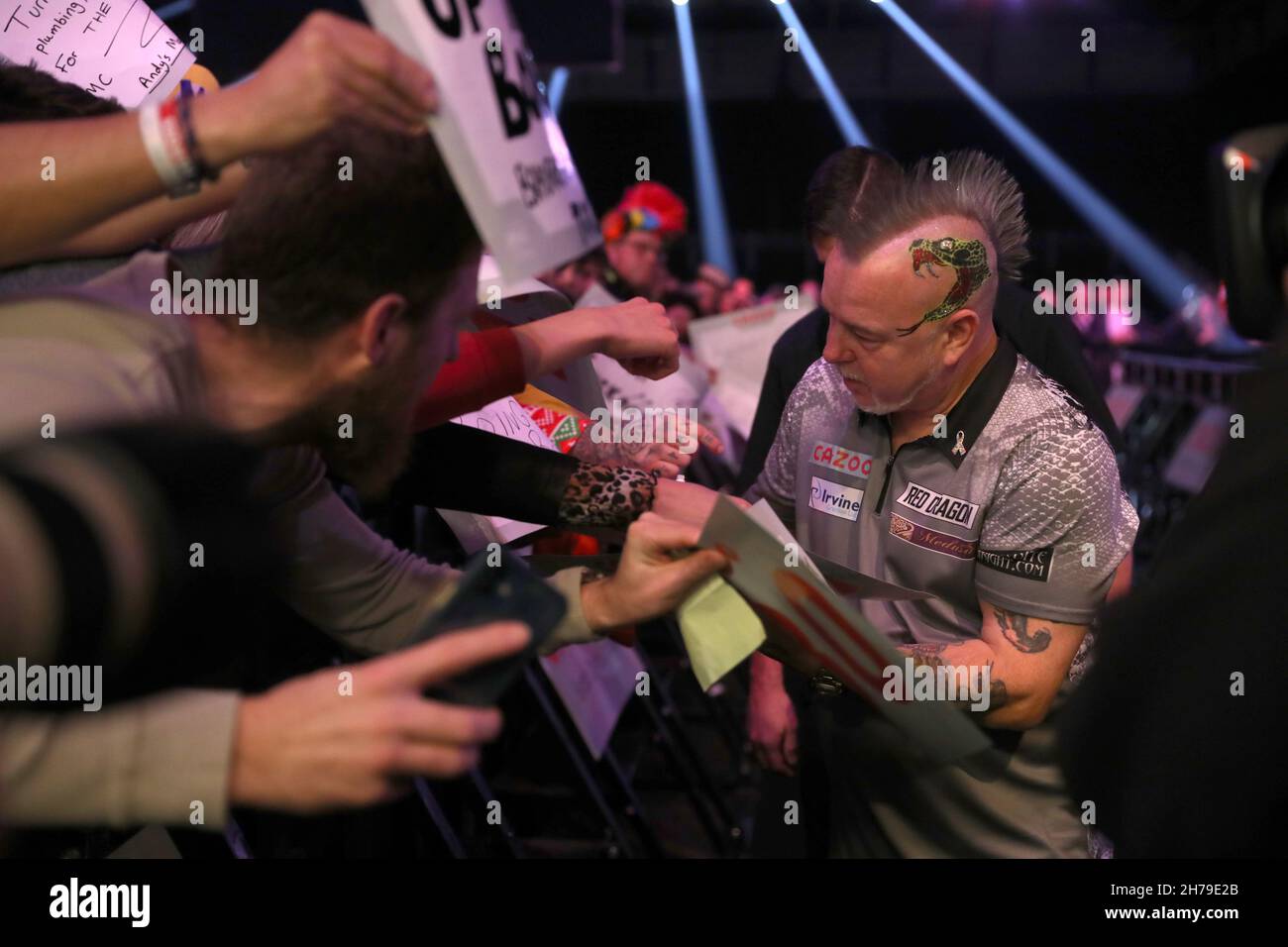 Peter Wright signe pour les fans après avoir remporté sa demi-finale contre Michael Smith au Aldersley Leisure Village, Wolverhampton.Date de la photo: Dimanche 21 novembre 2021. Banque D'Images