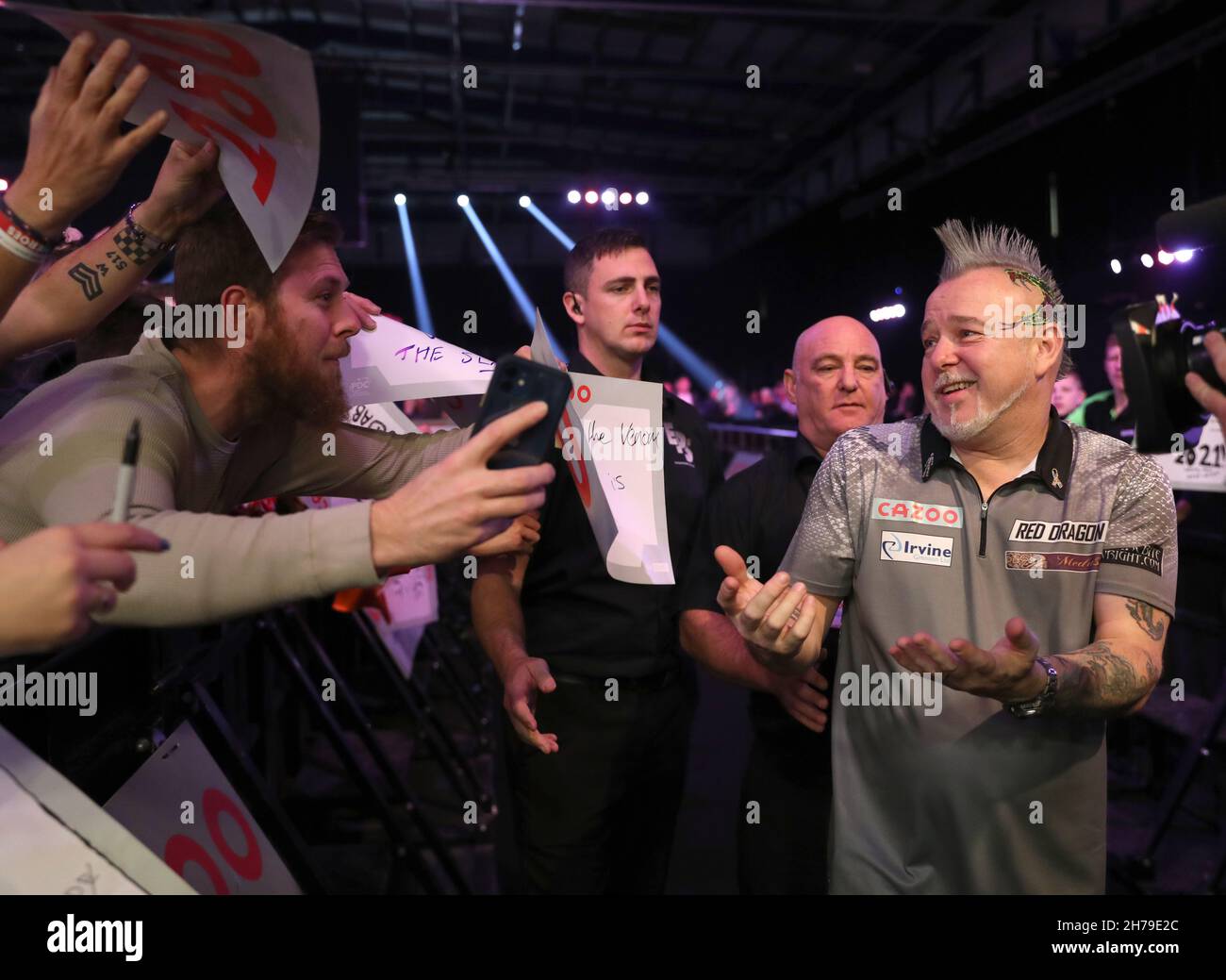 Peter Wright signe pour les fans après avoir remporté sa demi-finale contre Michael Smith au Aldersley Leisure Village, Wolverhampton.Date de la photo: Dimanche 21 novembre 2021. Banque D'Images