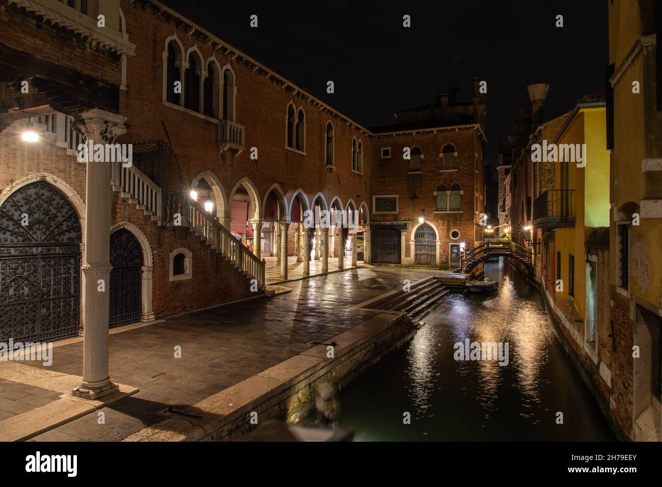 Un canal quelque part dans le quartier de San Polo à Venise la nuit, en Italie Banque D'Images