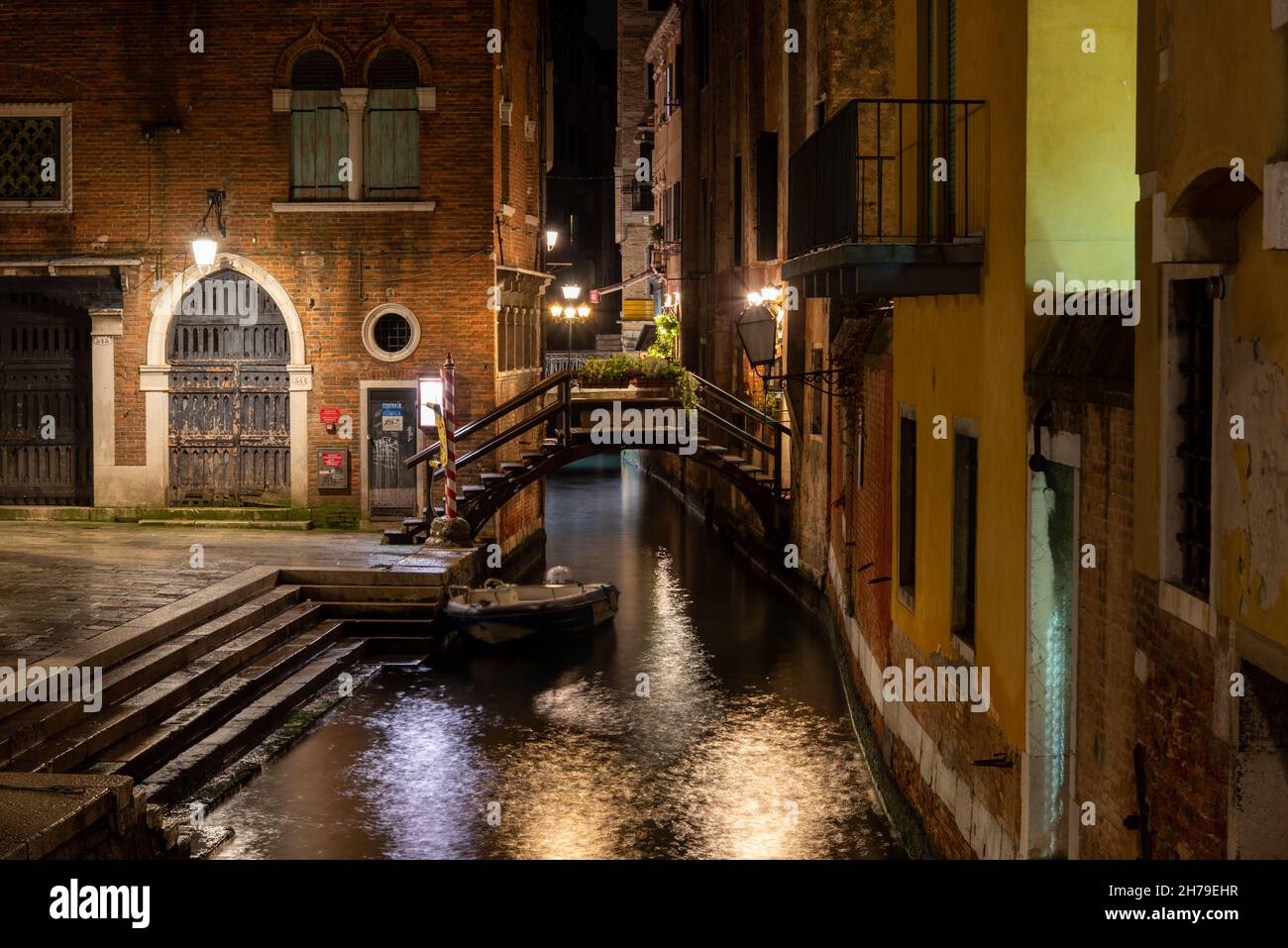 Un canal quelque part dans le quartier de San Polo la nuit, Venise, Italie Banque D'Images