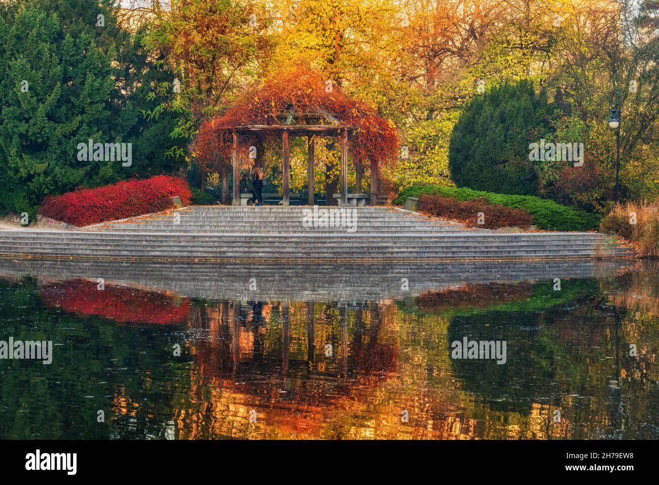 Parc Ujazdowski dans la ville de Varsovie en Pologne.Pergola et escaliers vers le lac dans un paysage d'automne pittoresque. Banque D'Images