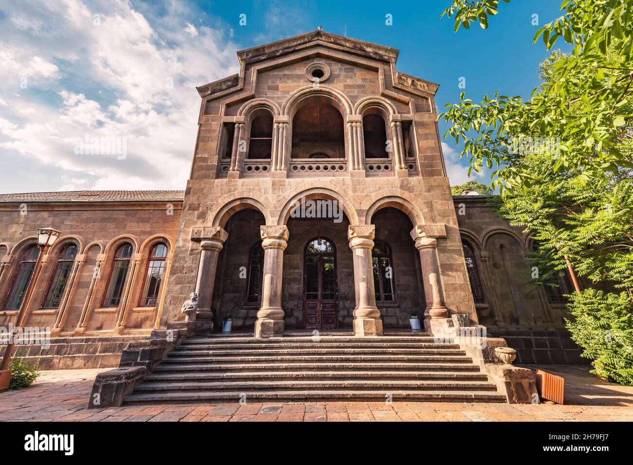 Grand complexe célèbre d'Etchmiadzin abritant un séminaire éducatif et le Catholicos Suprême de tous les Arméniens et un monastère à Vagharshagat. Banque D'Images