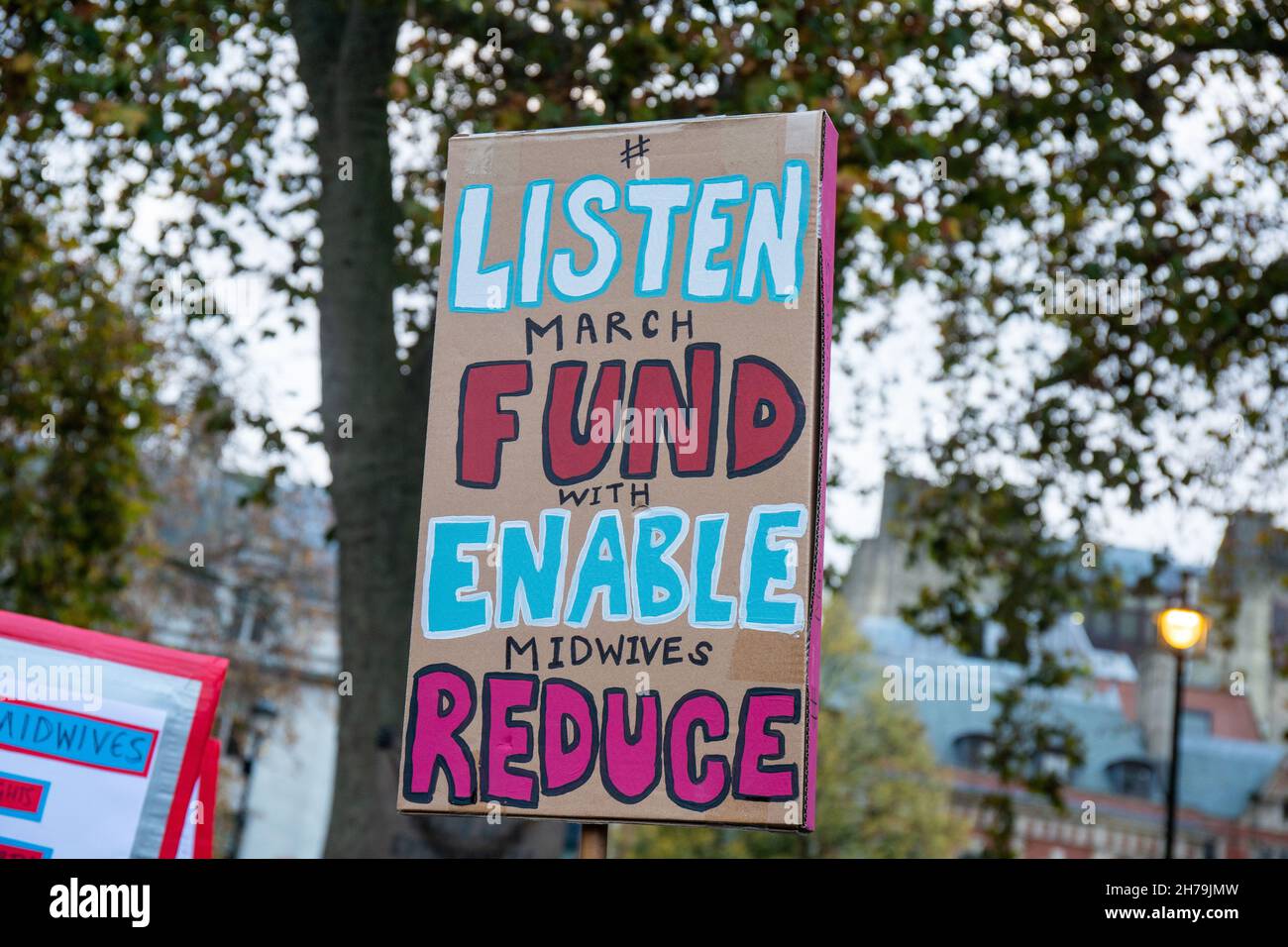 LONDRES, ROYAUME-UNI, 21 NOVEMBRE 2021.Marche avec la manifestation de Midwifes sur la place du Parlement, la manifestation fait partie d'une veillée nationale.Crédit : Lucy North/Alamy Live News Banque D'Images