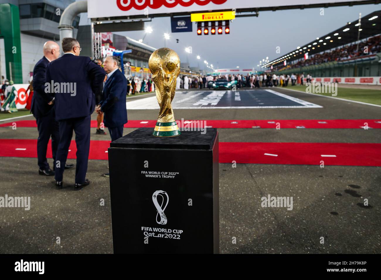 Lusail, Qatar.21 novembre 2021.Trophée de la coupe du monde de football sur  la grille de départ lors du Grand Prix de Formule 1 Ooredoo Qatar 2021, 20e  tour du Championnat du monde
