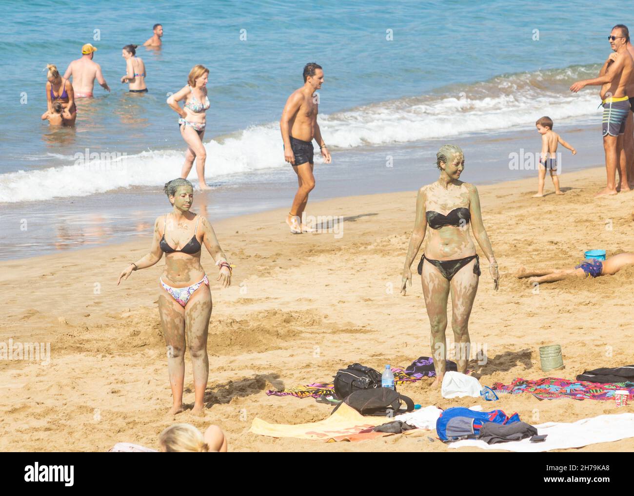 Gran Canaria, Îles Canaries, Espagne.21 novembre 2021.Les touristes, dont beaucoup viennent du Royaume-Uni, se prélassent sous un soleil magnifique sur la plage de Las Palmas sur la Gran Canaria, une destination populaire pour de nombreux vacanciers britanniques.PHOTO : touristes profitant d'une session de pack de boue sur la plage de la ville à Las Palmas.Crédit : Alan Dawson/Alay Live News. Banque D'Images
