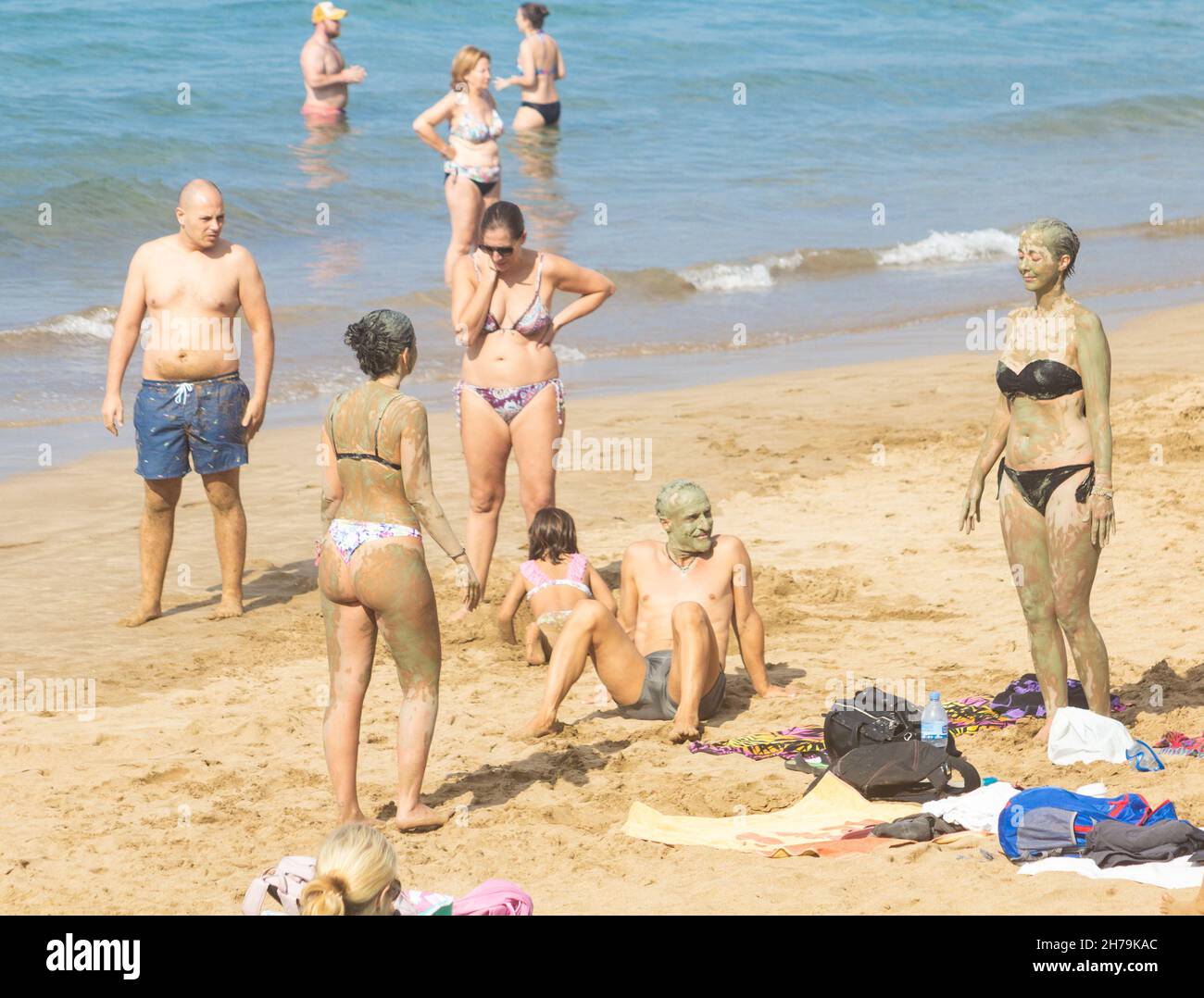 Gran Canaria, Îles Canaries, Espagne.21 novembre 2021.Les touristes, dont beaucoup viennent du Royaume-Uni, se prélassent sous un soleil magnifique sur la plage de Las Palmas sur la Gran Canaria, une destination populaire pour de nombreux vacanciers britanniques.PHOTO : touristes profitant d'une session de pack de boue sur la plage de la ville à Las Palmas.Crédit : Alan Dawson/Alay Live News. Banque D'Images