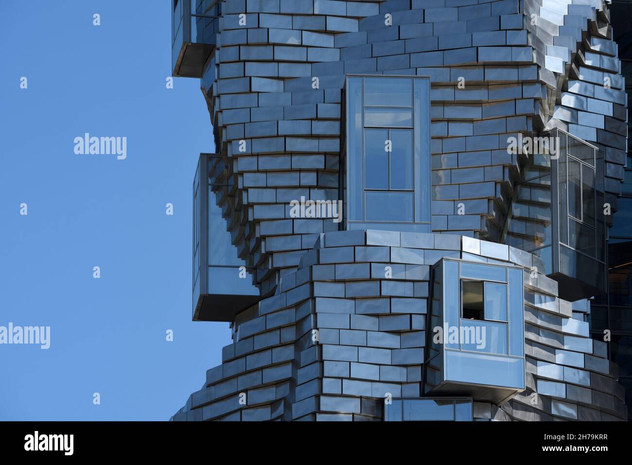 Bardage ou panneaux en métal ou en acier, motif de fenêtre et façade de la Fondation Luma Tour ou Galerie conçue par Frank Gehry Arles Provence France Banque D'Images
