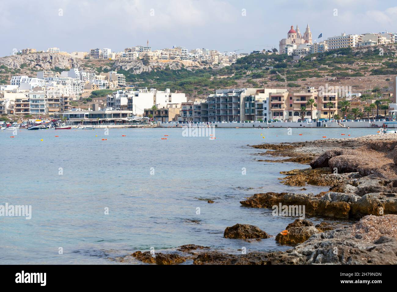 Vue sur le bord de mer de Mellieha.C'est une petite ville de la région nord de Malte.Une station touristique, populaire pour ses plages de sable et son environnement naturel Banque D'Images