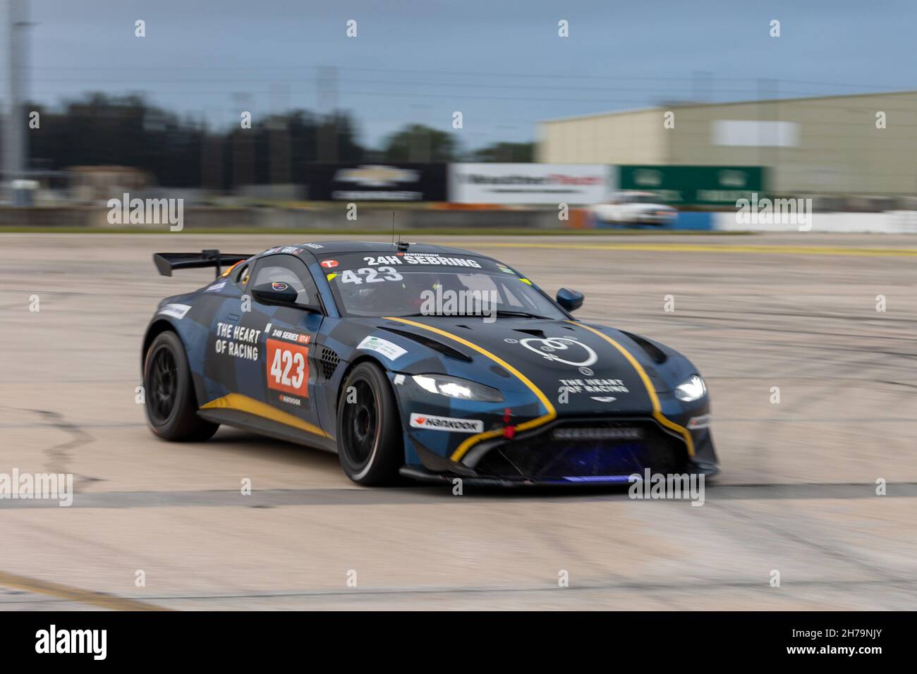 Sebring, États-Unis.20 novembre 2021.Séance du matin, 2e jour, 423 cœur de l'équipe de course Aston Martin Vantage AMR GT4:Gray Newell, Ian James, Roman de Angelis, Alex Riberas pendant la série 24H avec Hankook.L'horaire inclut les arrêts aux États-Unis du 19 au 21 novembre 2021.Voitures de course des nombreux pays, tels que: Allemagne, Etats-Unis, France, Nederland,Roumanie, Danemark, Canada, Espagne, Grande-Bretagne,Italie ; dans de nombreuses classes différentes : GT4, 991, GTX, GT3, TCR,TCX, P4.(Photo par Yaroslav Sabitov/YES Market Media/Sipa USA) crédit: SIPA USA/Alay Live News Banque D'Images