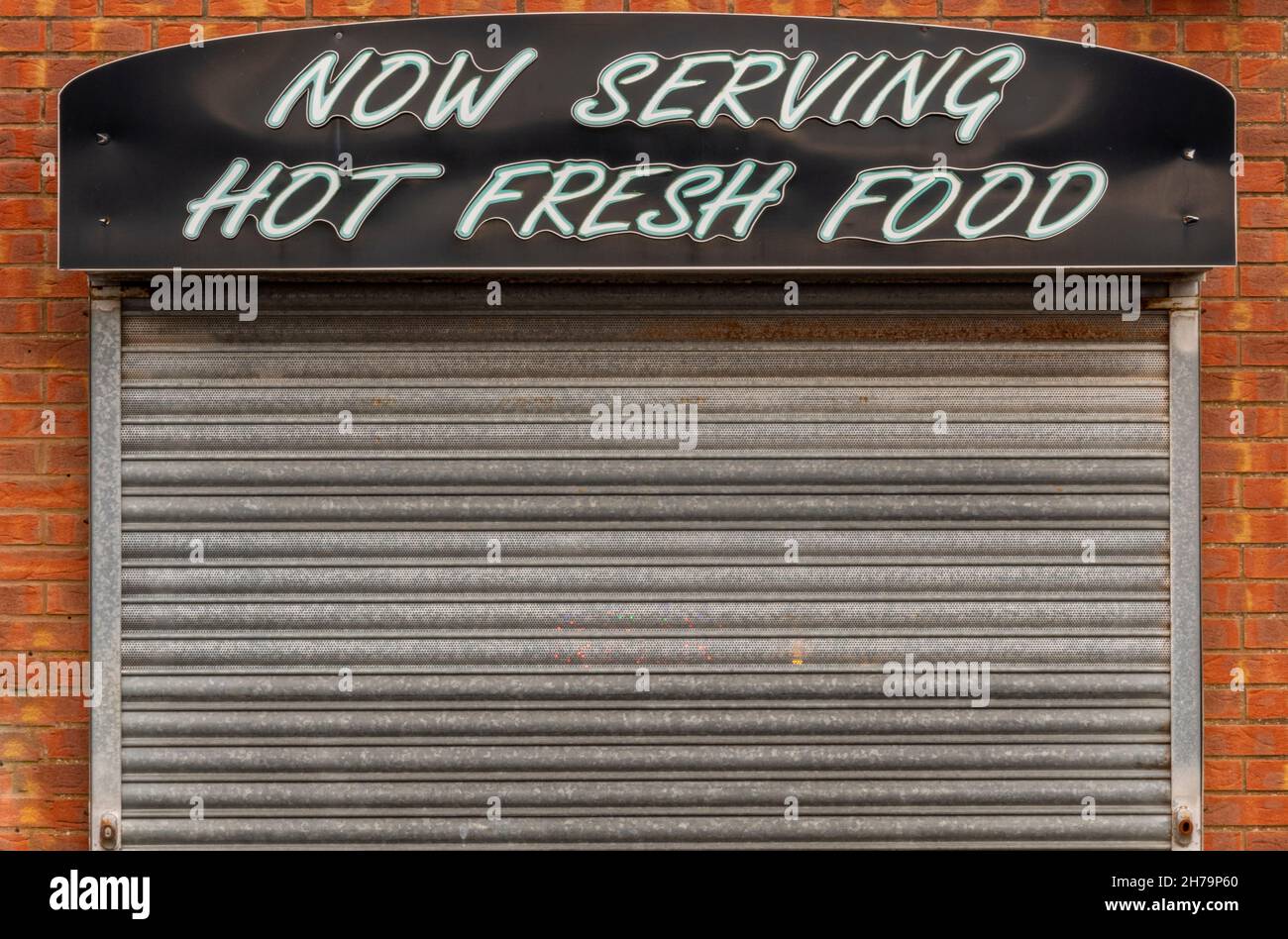 un volet métallique sur un bar à plats à emporter ou un magasin fermé pour l'hiver à la plage de heacham sur la côte de norfolk au royaume-uni, un volet métallique sécurisé sur les plats à emporter. Banque D'Images