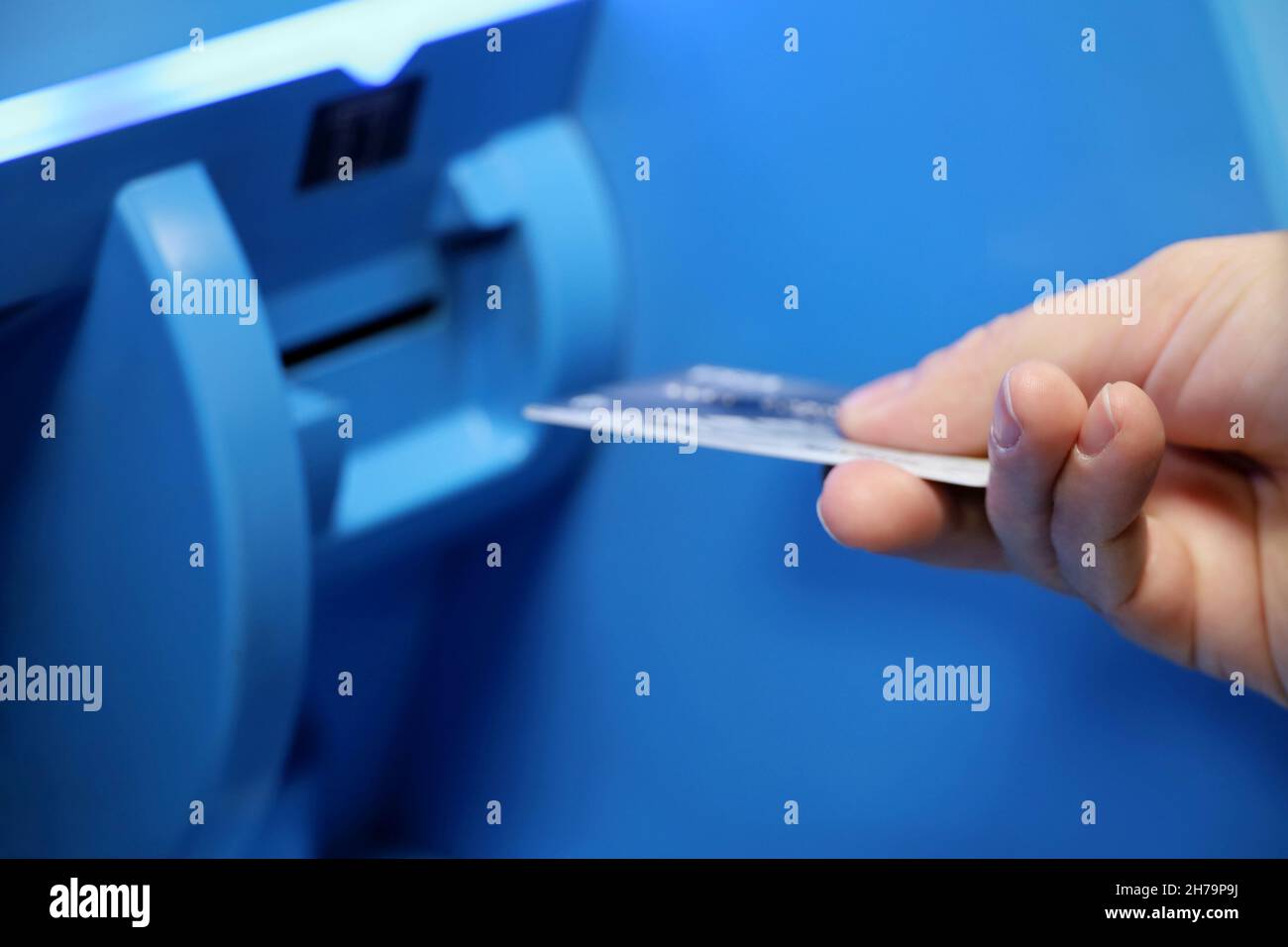 Femme insère une carte bancaire dans le récepteur ATM.Transactions financières, réception d'espèces Banque D'Images