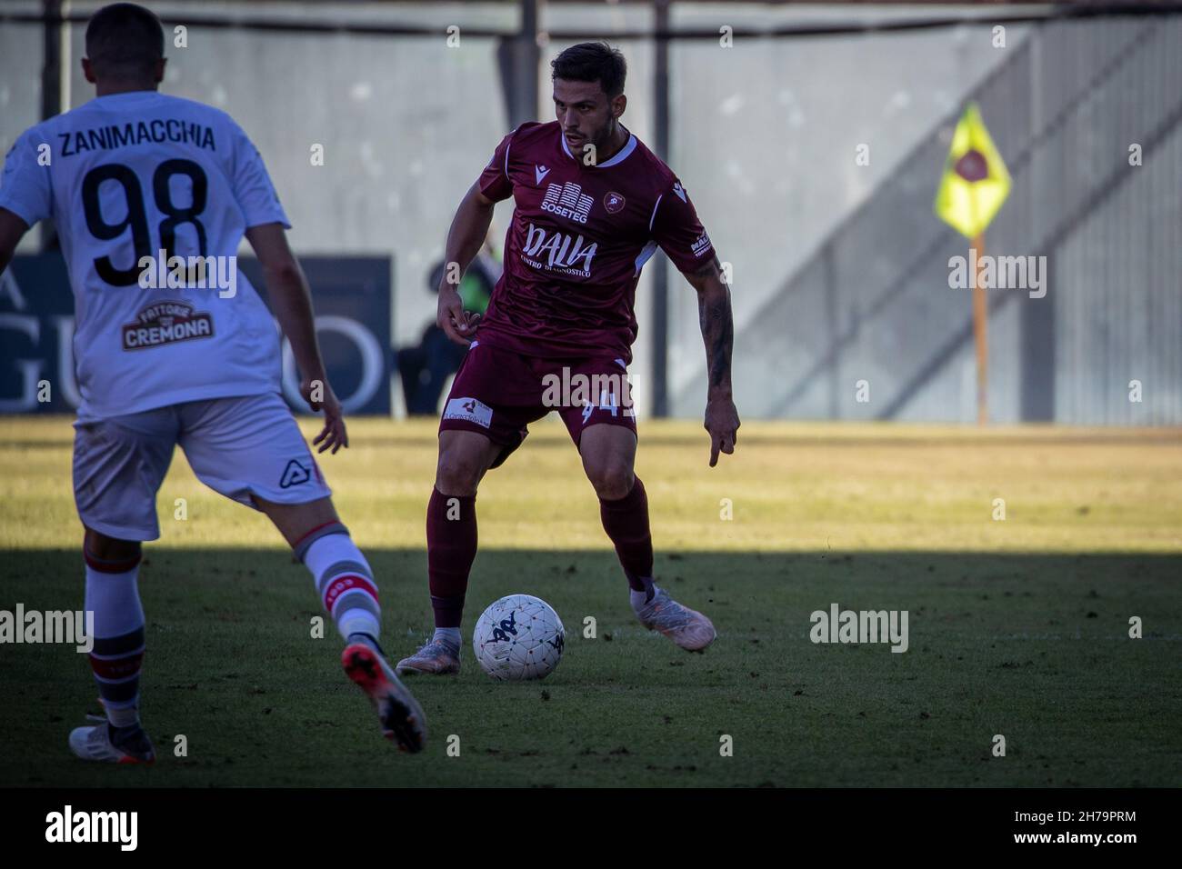 Stadio Oreste Granillo, Reggio Calabria, Italie, 21 novembre 2021,Liotti Daniele (Reggina) porte le ballon pendant Reggina 1914 vs US Cremonese - Italian football Championship League BKT Banque D'Images