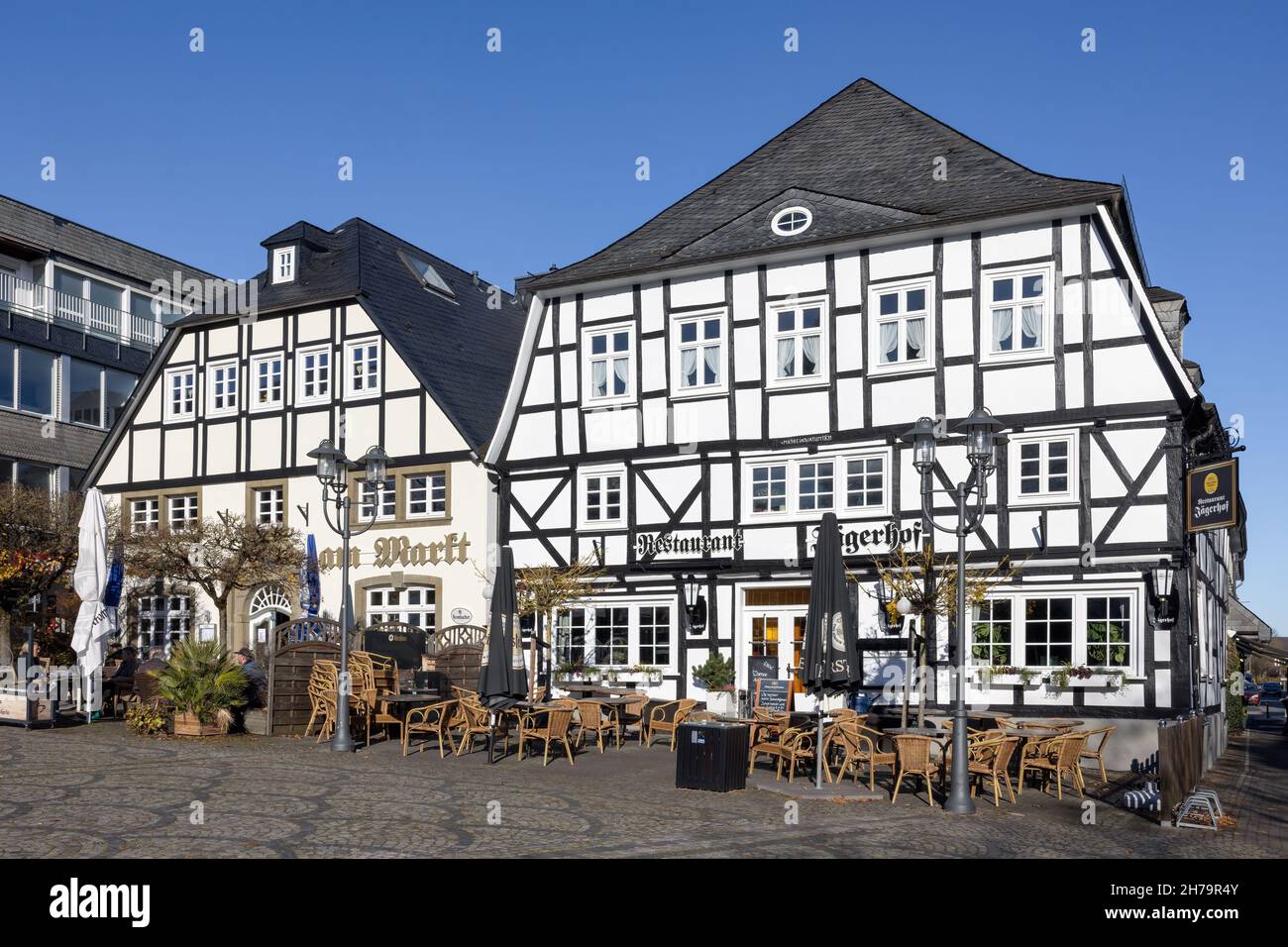 Brilon, Allemagne - novembre 12 2021 : place du marché centre-ville médiévale de Brilon avec façade de restaurant médiéval Banque D'Images