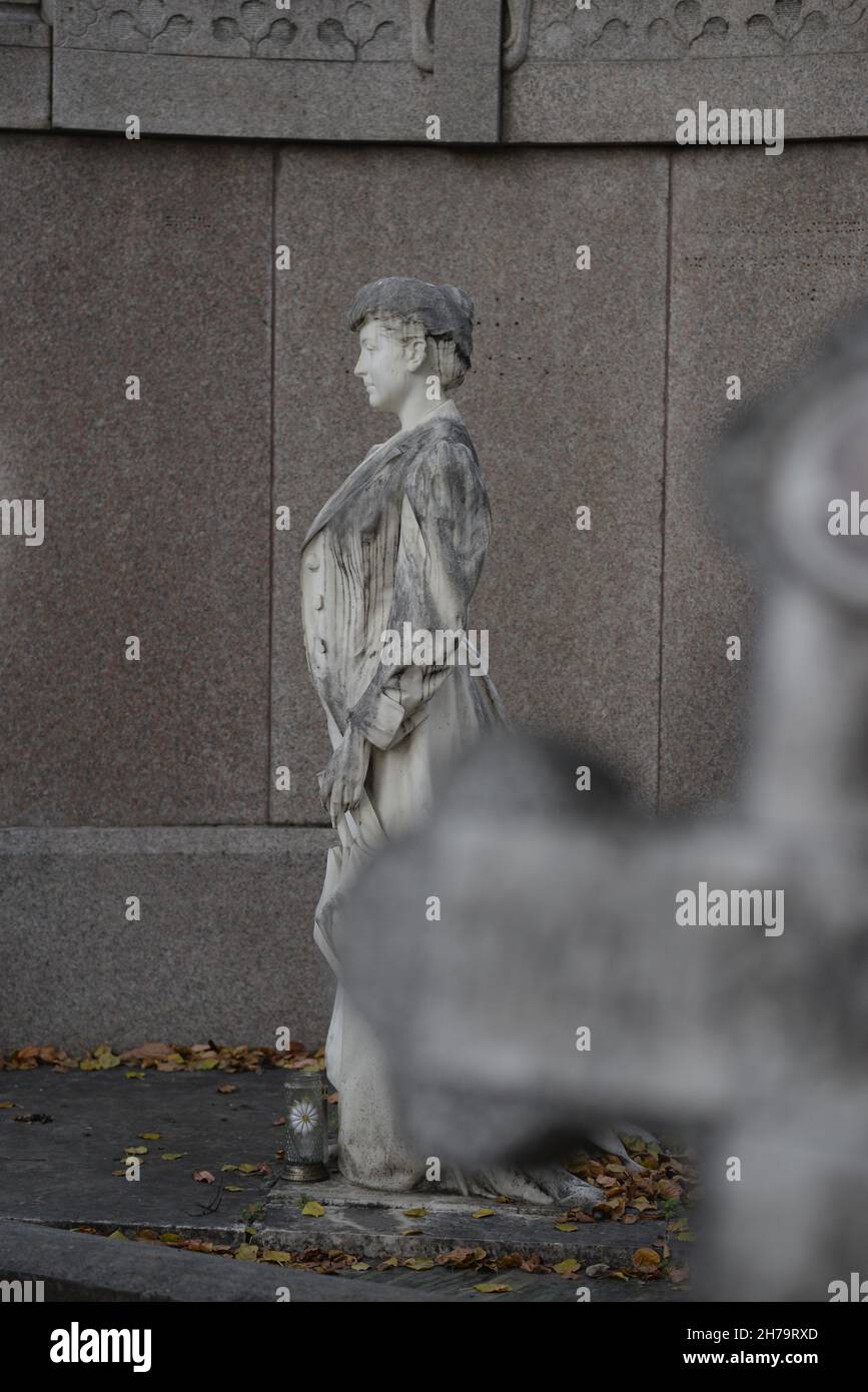 statue de marbre dans le cimetière Banque D'Images