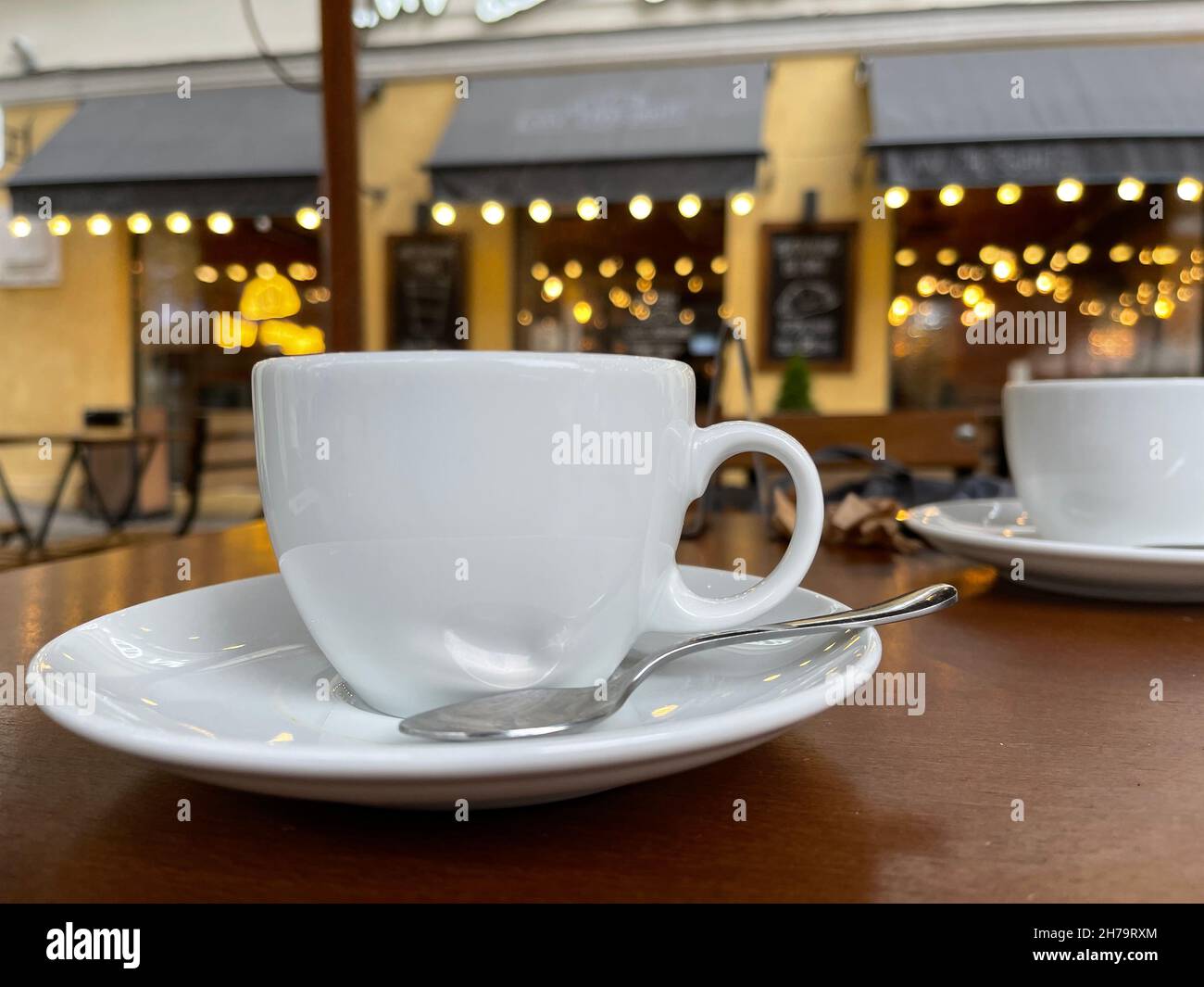 Vous trouverez une tasse de café sur la table au café extérieur Banque D'Images