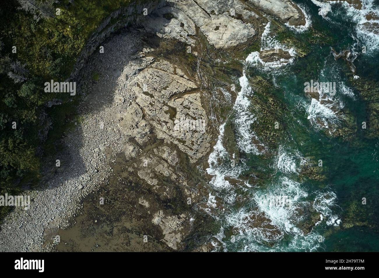 Photo aérienne du cap Stolbchaty à Kunashir par une journée ensoleillée.Les formations volcaniques du fond marin sont clairement visibles à marée basse.Il est inclus par l'UNESCO Banque D'Images