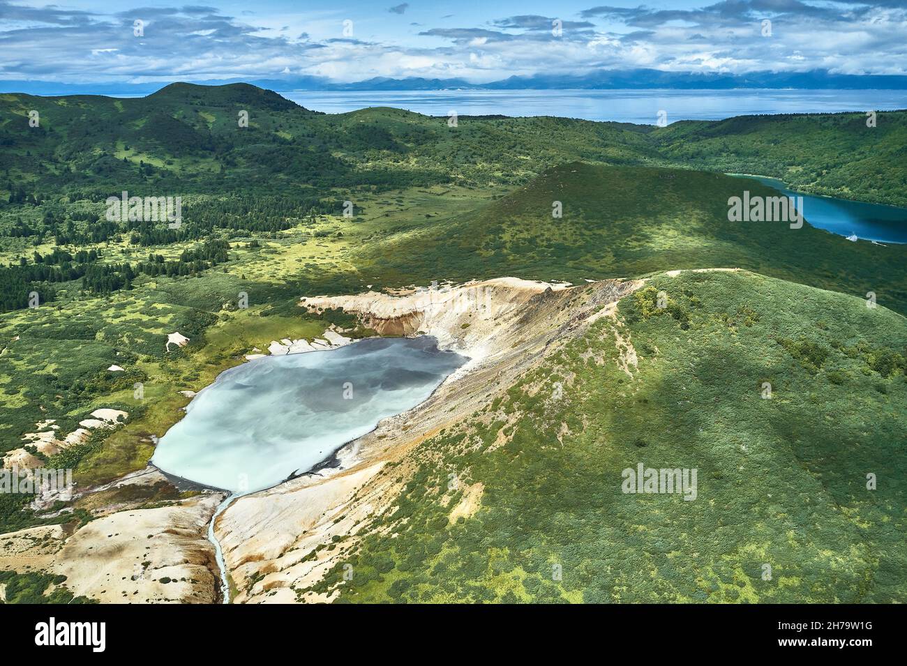 Panorama de la caldeira du volcan Golovnin de la réserve de Kuril sur Kunashir isl. De la crête de Kuril.L'île japonaise Hokkaido est visible en face Banque D'Images