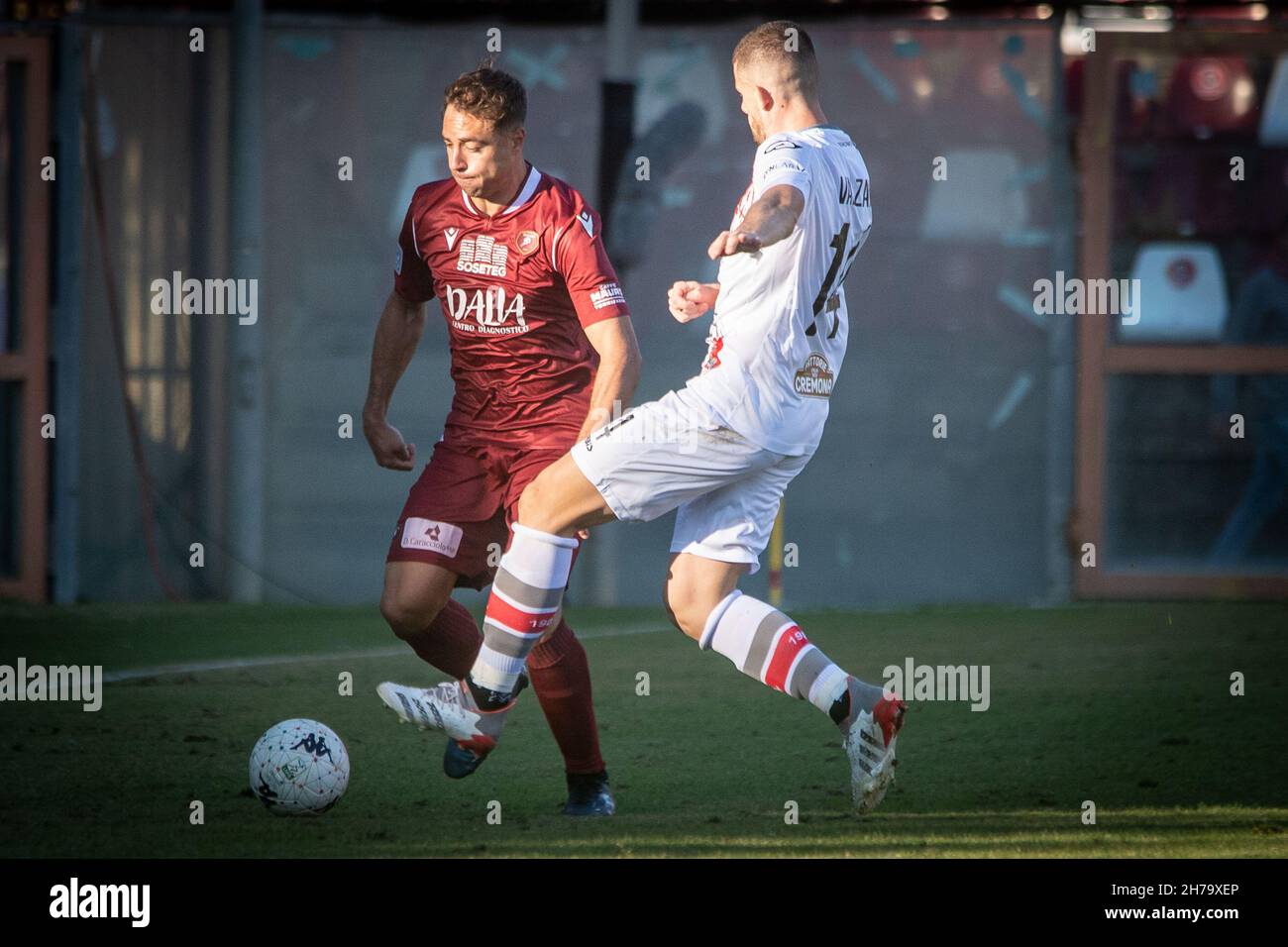 Stadio Oreste Granillo, Reggio Calabria, Italie, 21 novembre 2021,Cionek Thiago (Reggina) gênent Valzania Luca (Crémonese) pendant Reggina 1914 vs US Cremonese - Italian football Championship League BKT Banque D'Images