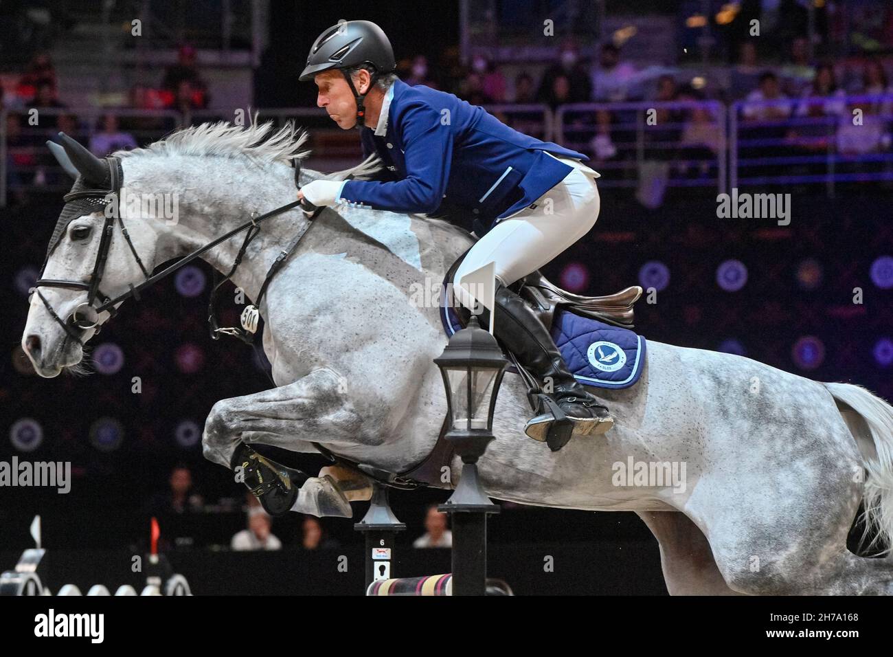 Prague, République tchèque.21 novembre 2021.Ludger Beerbaum de Berlin les Eagles s'affrontent avec le cheval Mila lors de la finale des éliminatoires des champions mondiaux de Prague à Prague, République Tchèque, le 21 novembre 2021.Crédit : vit Simanek/CTK photo/Alay Live News Banque D'Images