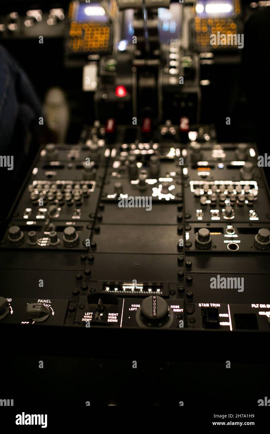 Intérieur de l'avion, vue du poste de pilotage à l'intérieur de l'avion de ligne.Point de vue à partir d'un emplacement pilote dans un plan. Banque D'Images Intérieur de l'avion, vue du poste de pilotage à l'intérieur de l'avion de ligne.Point de vue à partir d'un emplacement pilote dans un plan. Banque D'Images