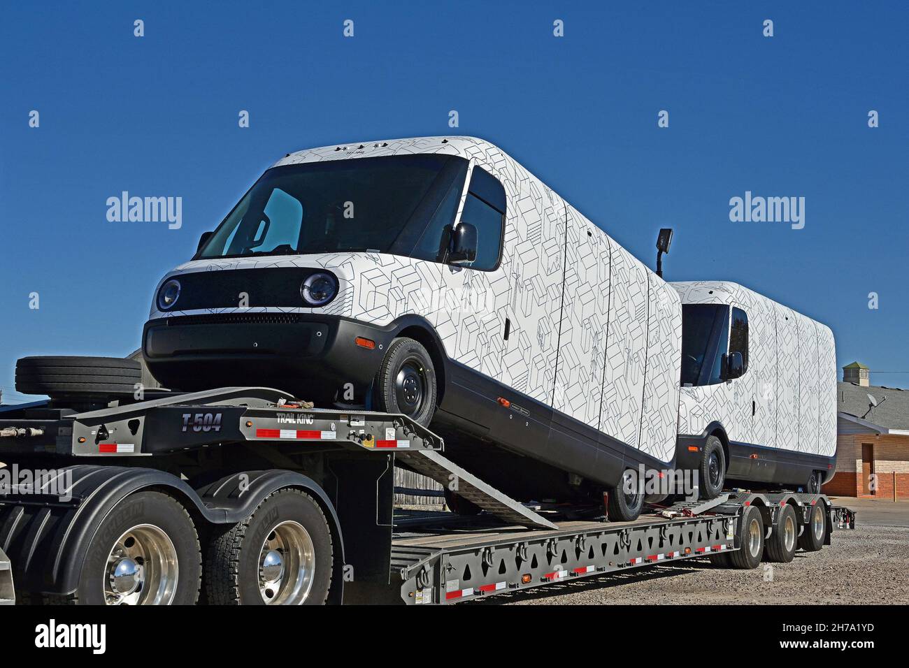 Deux tout nouveaux modèles EDV 500 Rivan Electric Delivery Vans (EDV) font partie de la commande de parc pour Amazon à l'arrière d'un camion de transport pour petits garçons stationné dans le Knights Inn Motel tout en voyageant de l'usine de production de Normal Illinois à leur destination finale Banque D'Images