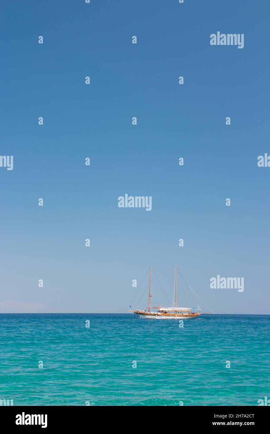 Magnifique voilier naviguant sur la mer contre un ciel bleu clair.Yacht blanc en mer. Banque D'Images