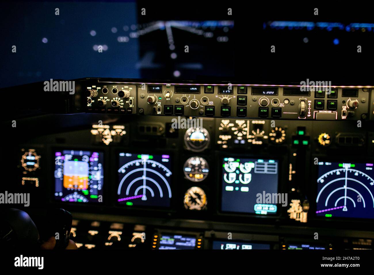 Intérieur de l'avion, vue du poste de pilotage à l'intérieur de l'avion de ligne.Point de vue à partir d'un emplacement pilote dans un plan. Banque D'Images Intérieur de l'avion, vue du poste de pilotage à l'intérieur de l'avion de ligne.Point de vue à partir d'un emplacement pilote dans un plan. Banque D'Images