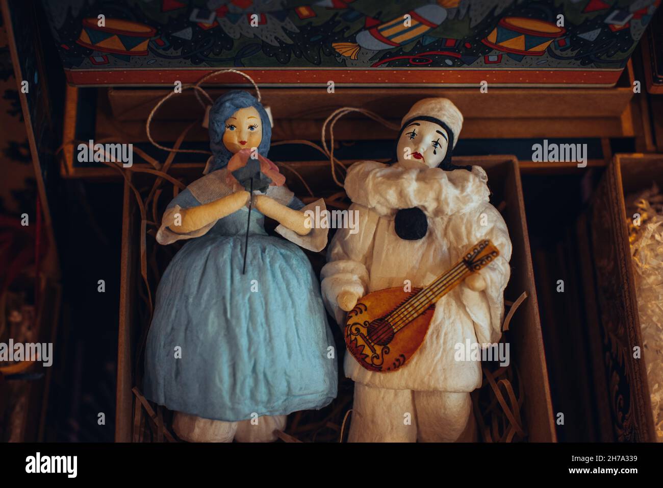 Figurines de jouets vintage de Malvina et Pierrot dans une boîte cadeau.Décoration et détails festifs.Poupées et souvenirs créatifs Banque D'Images