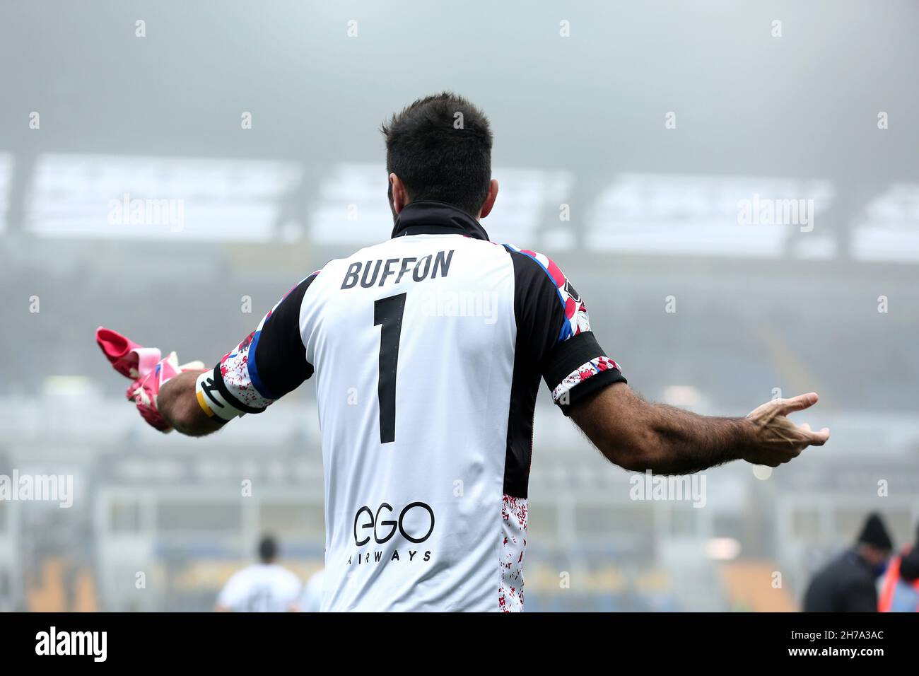 Parme, Italie.21 novembre 2021.Gianluigi Buffon de Parme Calcio en action pendant le match Serie BKT 2020/21 entre Parme Calcio et Cosenza Calcio au Stadio Tardini le 21 novembre 2021 à Parme, Italie photo ReporterTorino crédit: Agence de photo indépendante/Alamy Live News Banque D'Images