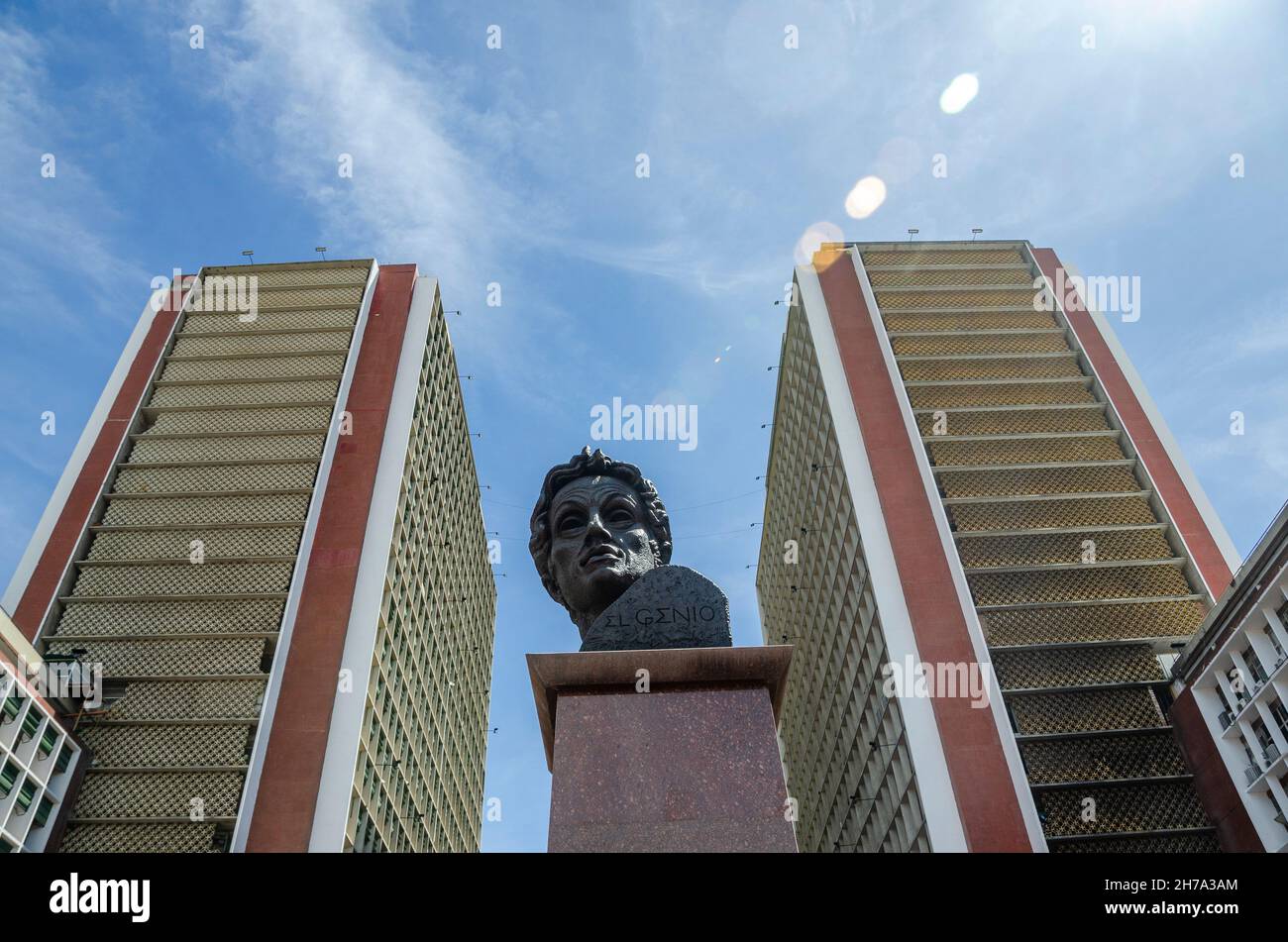 Caracas, Miranda, Venezuela.21 novembre 2021.La statue de Simon Bolivar sur la place Caracas.les Vénézuéliens votent dimanche 21 novembre aux élections nationales et municipales, où 23 gouverneurs et 335 maires seront élus, en plus des législateurs et conseillers régionaux.À cette occasion, une partie de l'opposition a assisté aux élections.(Image de crédit : © Jimmy Villalta/ZUMA Press Wire) Banque D'Images