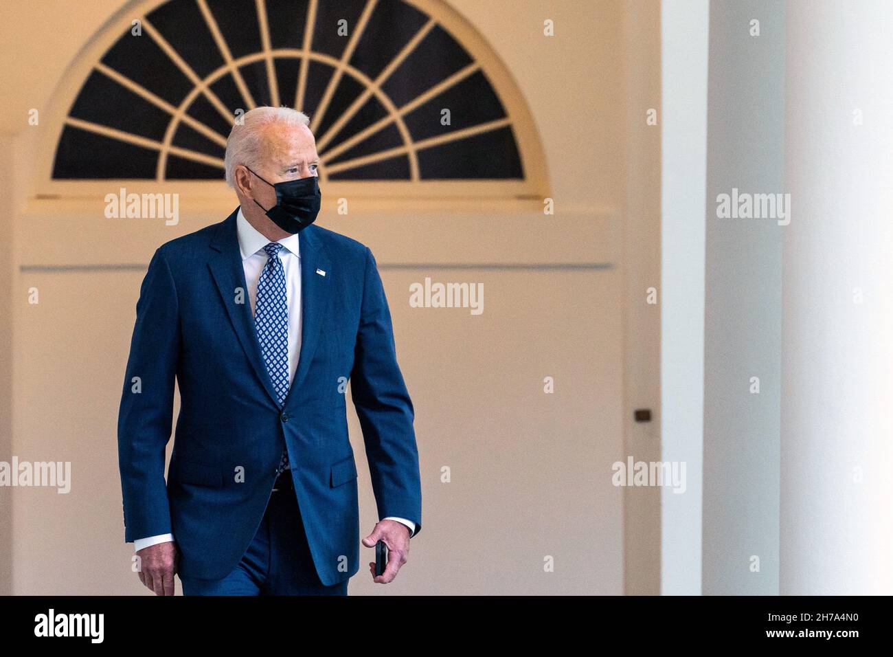 WASHINGTON DC, États-Unis - 20 août 2021 - le président des États-Unis Joe Biden se promène le long de la Colonnade of the White House, le vendredi 20 août 2021, jusqu'au bureau ovale Banque D'Images