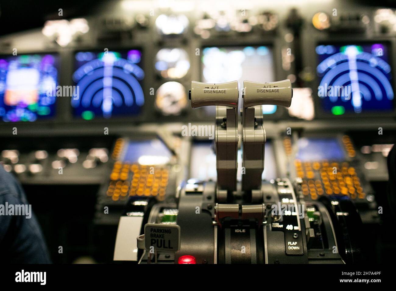 Intérieur de l'avion, vue du poste de pilotage à l'intérieur de l'avion de ligne.Point de vue à partir d'un emplacement pilote dans un plan. Banque D'Images Intérieur de l'avion, vue du poste de pilotage à l'intérieur de l'avion de ligne.Point de vue à partir d'un emplacement pilote dans un plan. Banque D'Images