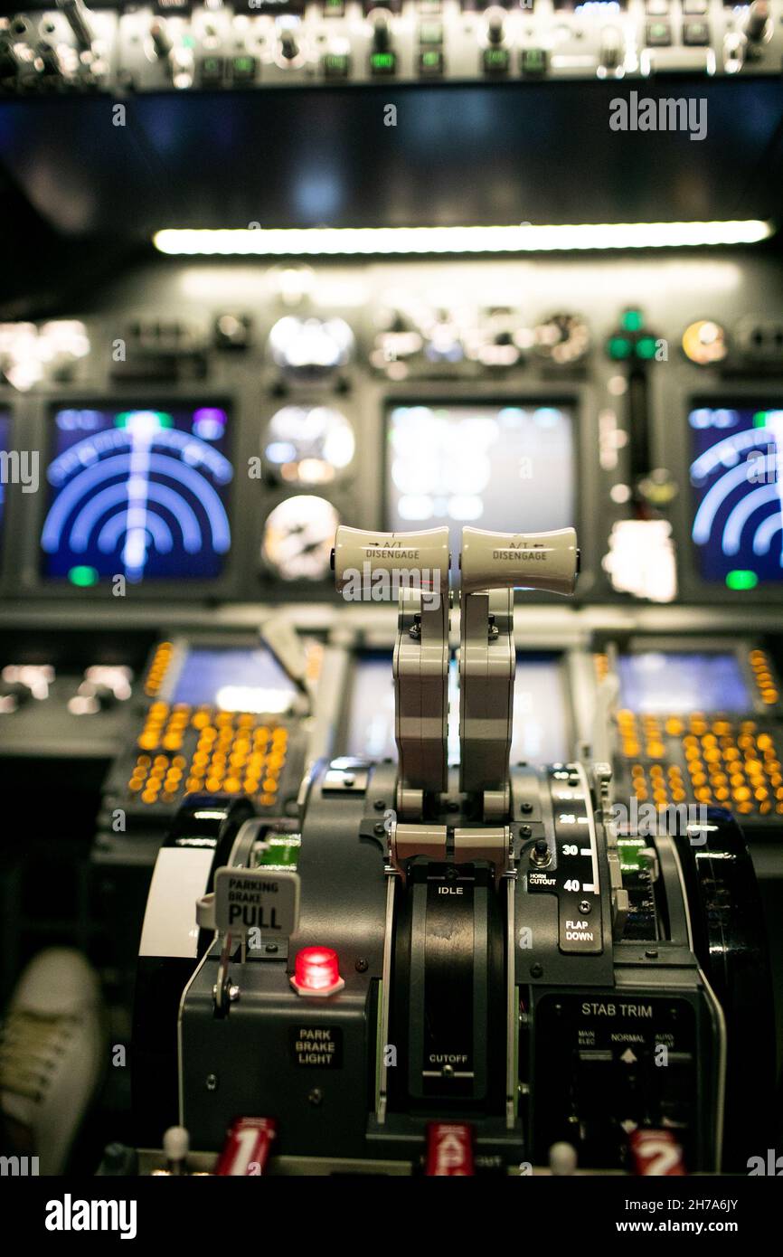 Intérieur de l'avion, vue du poste de pilotage à l'intérieur de l'avion de ligne.Point de vue à partir d'un emplacement pilote dans un plan. Banque D'Images Intérieur de l'avion, vue du poste de pilotage à l'intérieur de l'avion de ligne.Point de vue à partir d'un emplacement pilote dans un plan. Banque D'Images