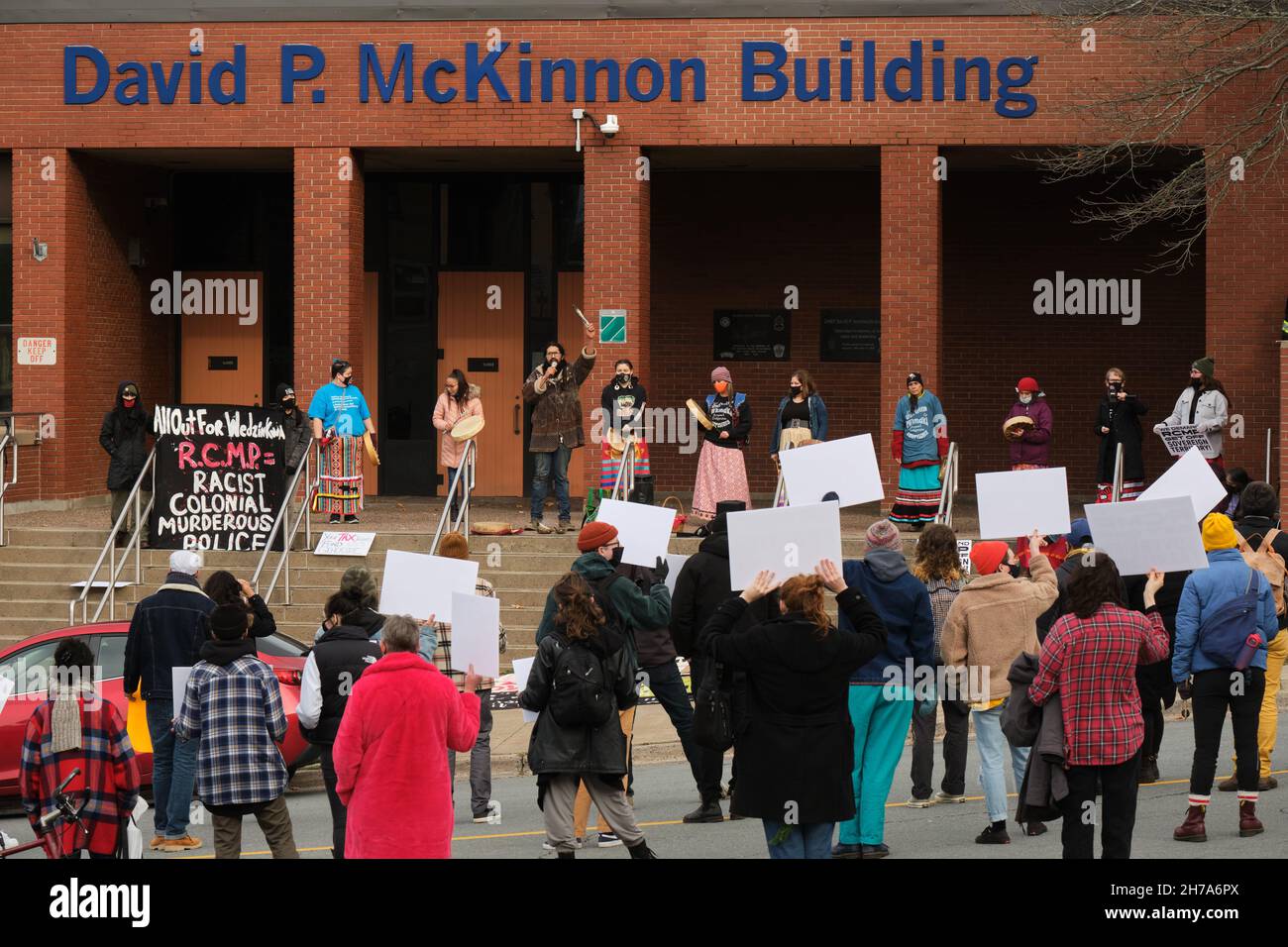 Halifax, Nouvelle-Écosse, Canada.21 novembre 2021.Les communautés autochtones locales se réunissent devant le détachement de la GRC de Halifax pour protester contre la présence et l'intervention de la GRC dans le territoire Wet'suwet'en en Colombie-Britannique.Le différend en cours à l'encontre de la construction du gazoduc Coastal GasLink (CGL) qui, selon eux, n'a pas le consentement de traverser le territoire de Wet'suwet'en.Credit: Meanderingemu/Alamy Live News Banque D'Images