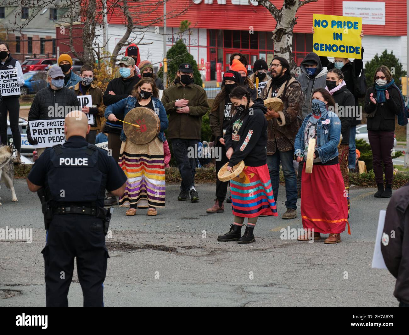 Halifax, Nouvelle-Écosse, Canada.21 novembre 2021.Les communautés autochtones locales se réunissent devant le détachement de la GRC de Halifax pour protester contre la présence et l'intervention de la GRC dans le territoire Wet'suwet'en en Colombie-Britannique.Le différend en cours à l'encontre de la construction du gazoduc Coastal GasLink (CGL) qui, selon eux, n'a pas le consentement de traverser le territoire de Wet'suwet'en.Se tenir contre la présence visible de la police locale de Halifax en uniforme filmant la manifestation.Credit: Meanderingemu/Alamy Live News Banque D'Images