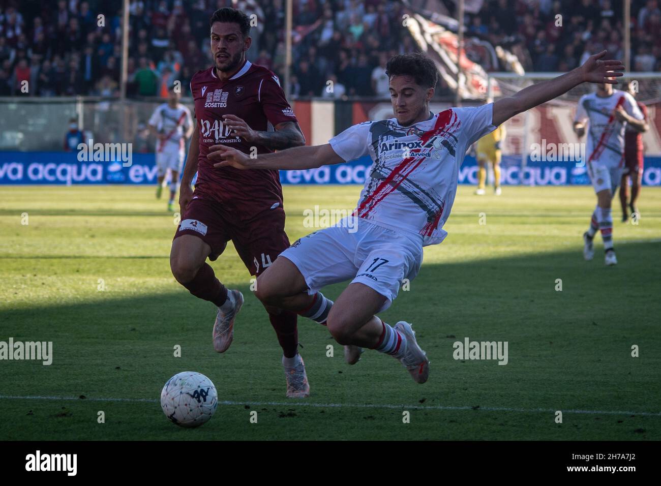 Stadio Oreste Granillo, Reggio Calabria, Italie, 21 novembre 2021,Sernicola Leonardo (Crémonese) en action contre Liotti Daniele (Reggina) pendant Reggina 1914 vs US Cremonese - Ligue italienne de championnat de football BKT Banque D'Images