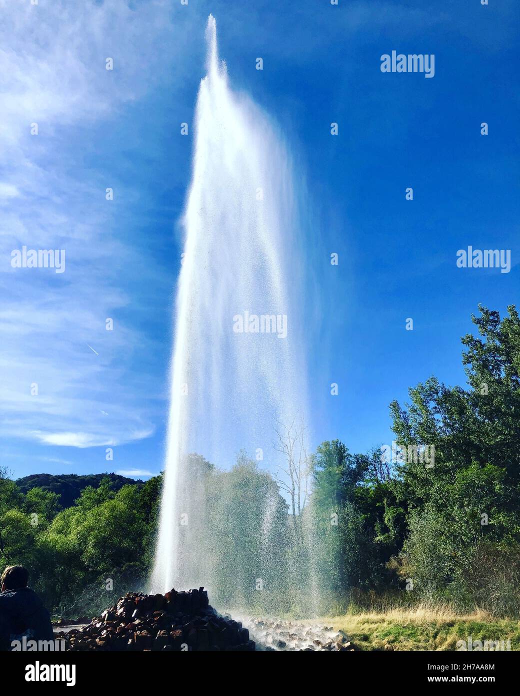 Un cliché vertical du plus célèbre geyser froid d'Andernach, en Allemagne Banque D'Images