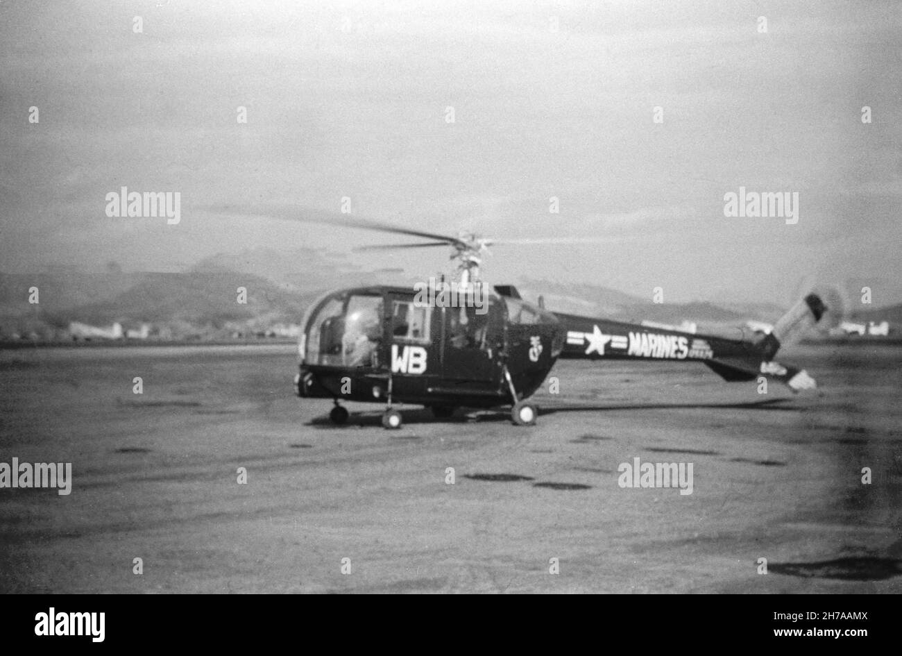 Photographie d'un hélicoptère Sikorsky HO-5S du corps des Marines des États-Unis, numéro de série 125525, pris à Séoul pendant la guerre de Corée, en 1953 ou 1954. Banque D'Images Photographie d'un hélicoptère Sikorsky HO-5S du corps des Marines des États-Unis, numéro de série 125525, pris à Séoul pendant la guerre de Corée, en 1953 ou 1954. Banque D'Images