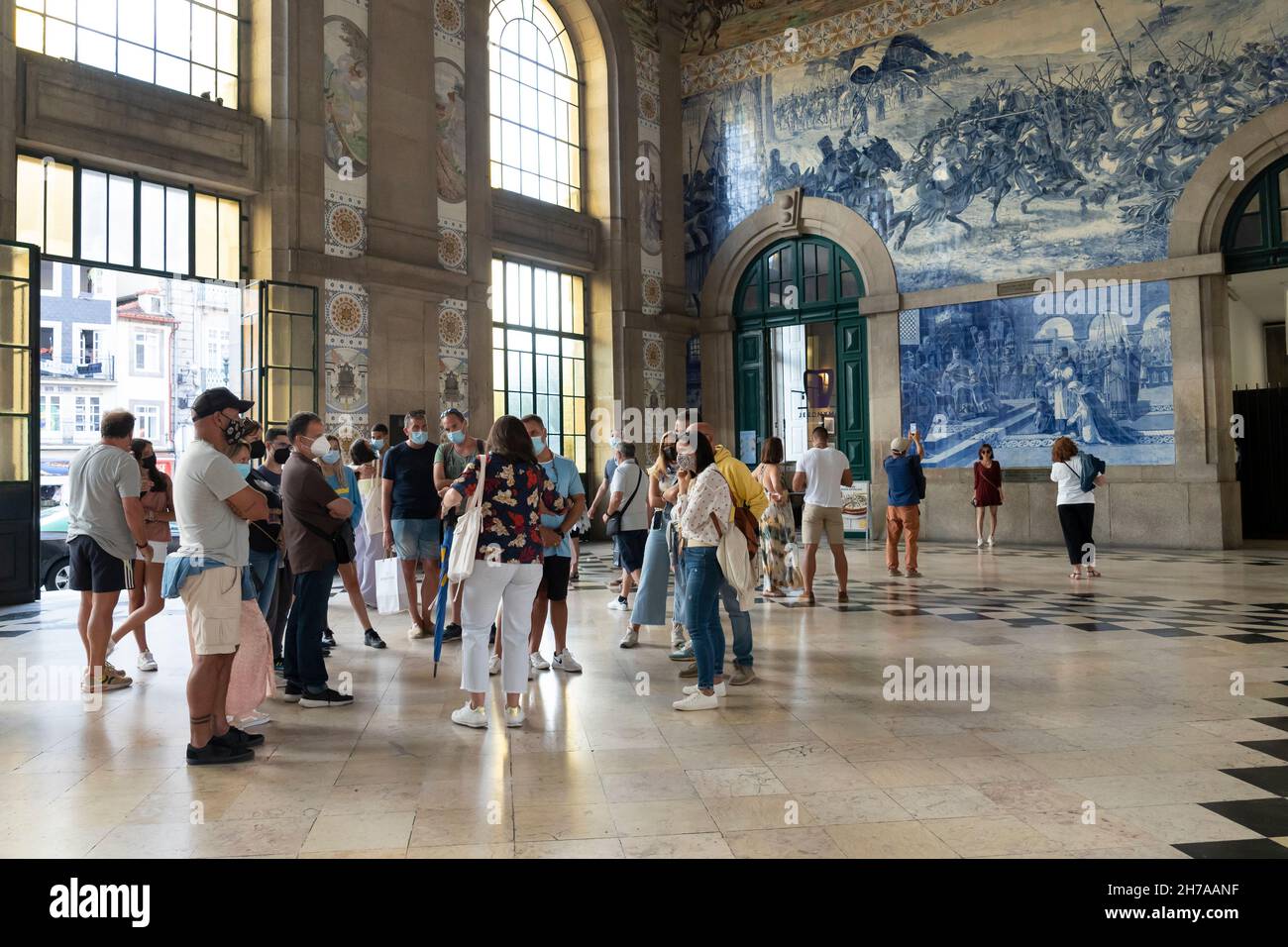 Les visiteurs affluent à la gare de São Bento dans le quartier historique de Ribeira à Porto, au Portugal.Les peintures murales azulejo du célèbre peintre portugais Jorge Cola Banque D'Images