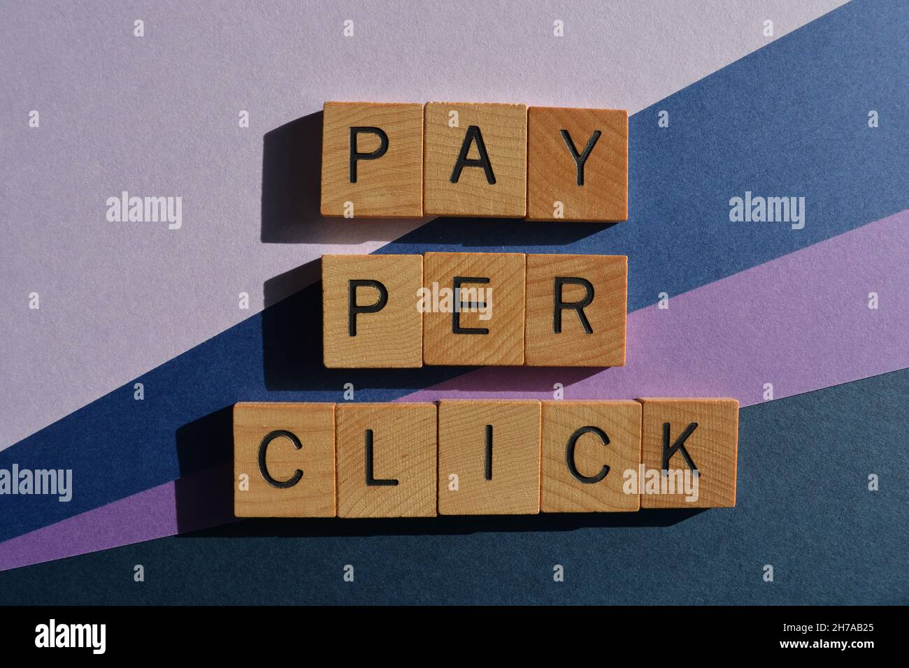 Payez par clic, mots en lettres de l'alphabet en bois isolées sur l'arrière-plan Banque D'Images