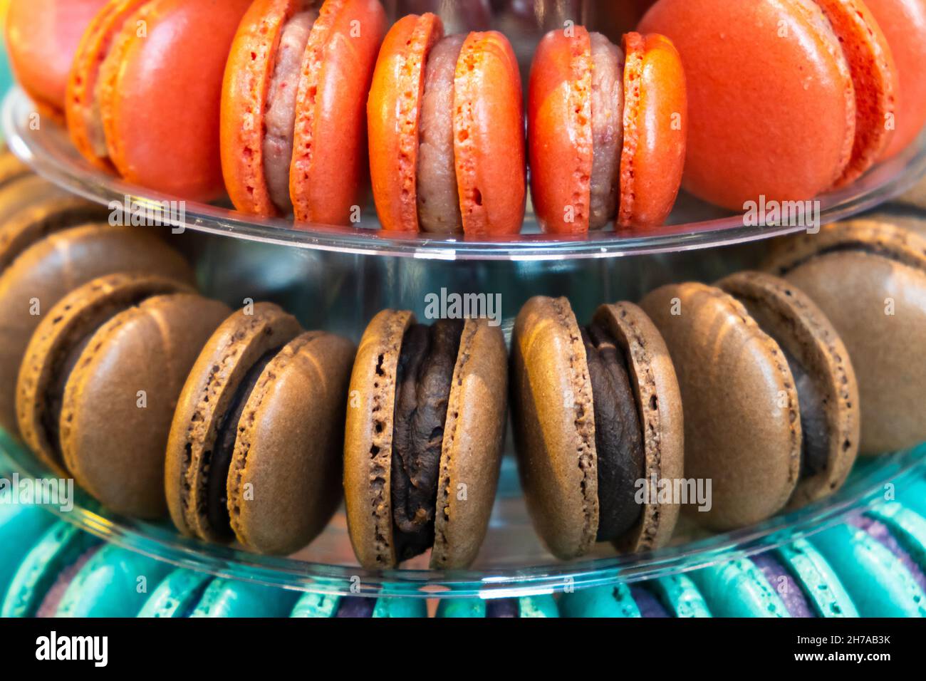 Macarons orange, chocolat et bleu délicieux dessert français pyramide pour la barre de bonbons pour mariage ou fête d'anniversaire. Banque D'Images
