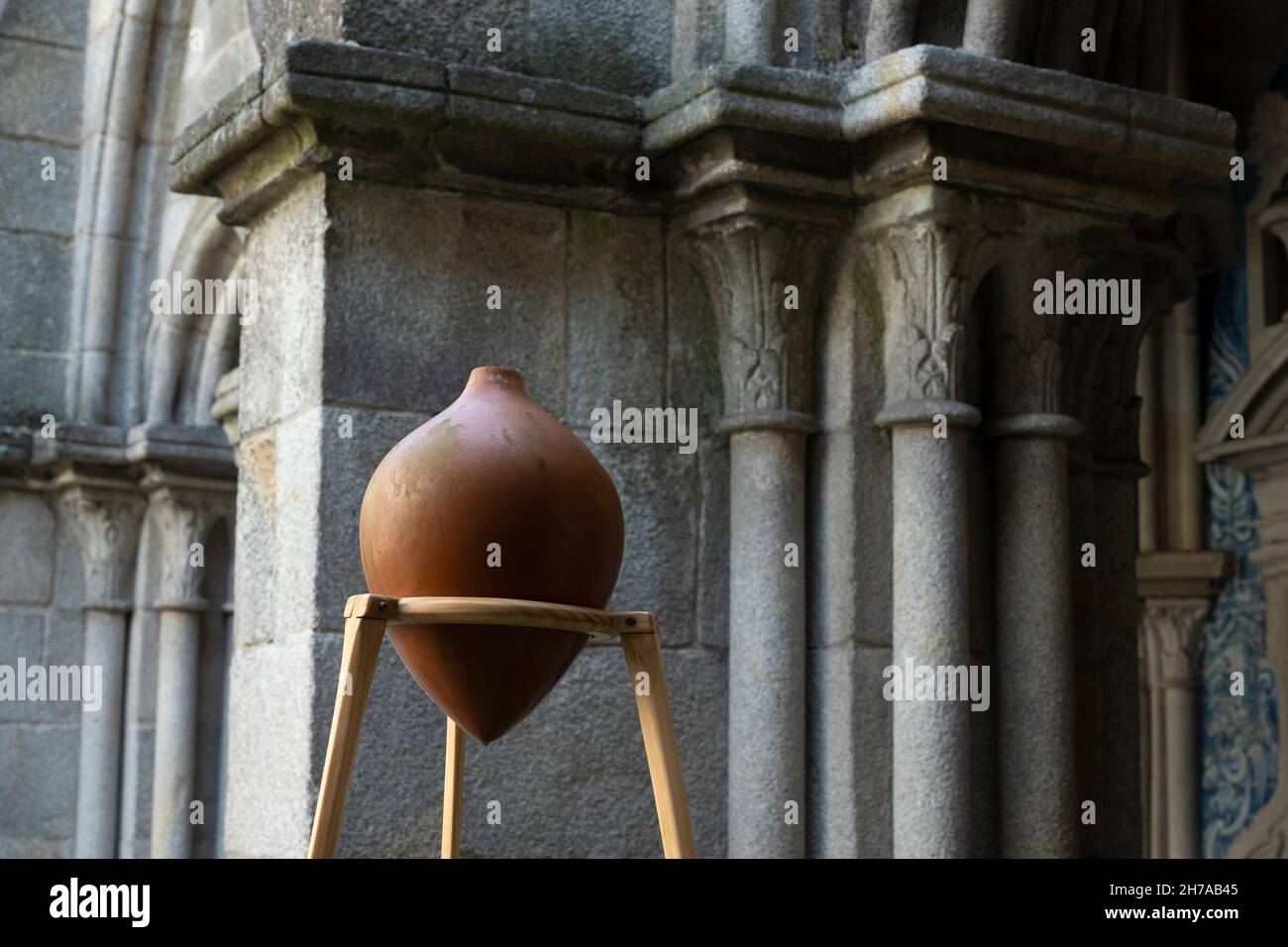 Une amphore traditionnelle en terre cuite exposée dans le cloître de la cathédrale de Porto, au Portugal. Banque D'Images