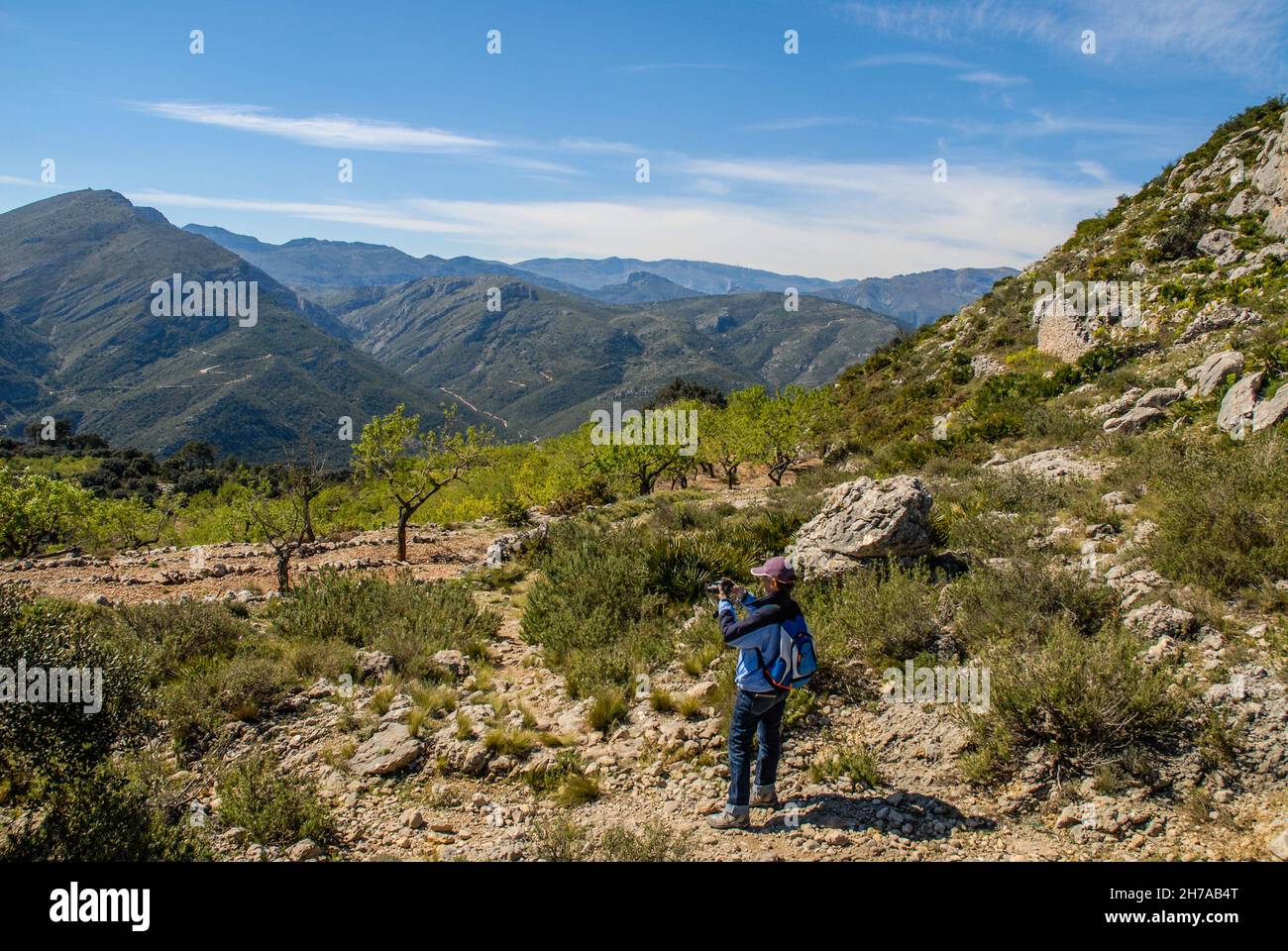 Beau paysage de montagne avec randonneur prendre une photo sur le Cavall Verd, Vall de Laguar, nr Benimaurell, province d'Alicante, Valence,Espagne Banque D'Images