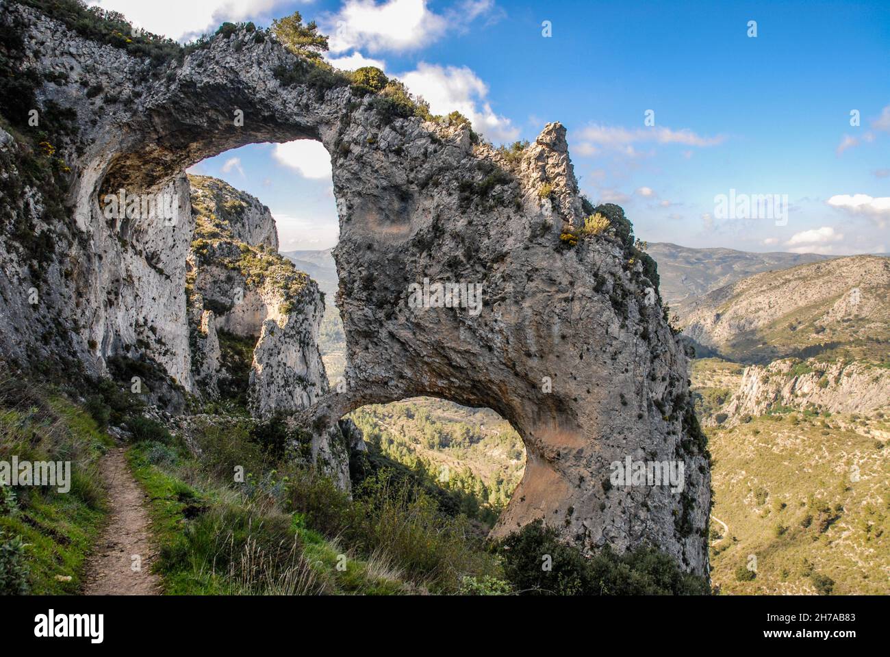 Formation naturelle de roche causée par l'altération, Els Arc, une double arche de roche dans les montagnes au-dessus de Castell de Castells, province d'Alicante, Espagne Banque D'Images