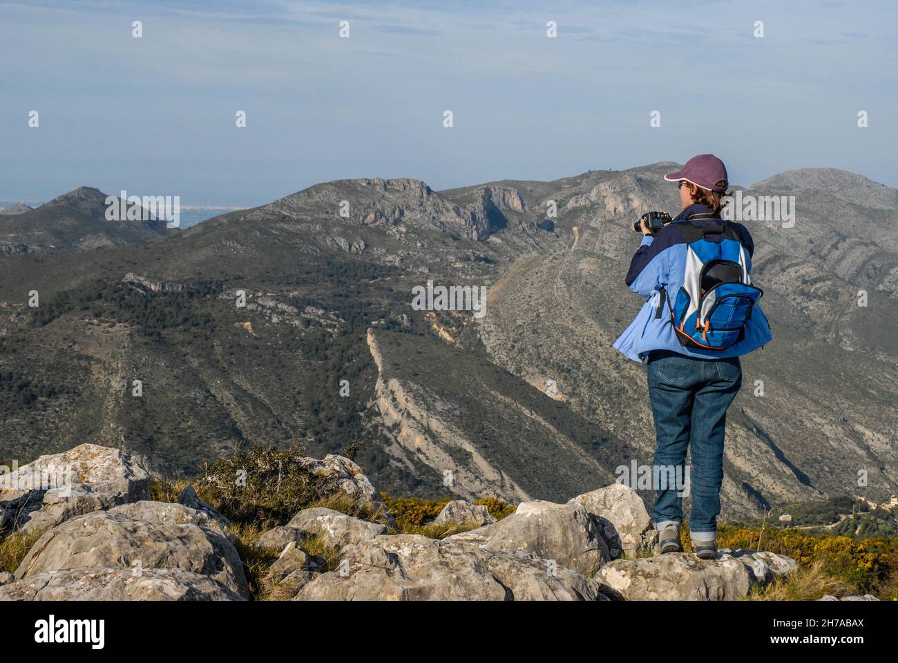 Beau paysage de montagne avec randonneur prendre une photo sur le Cavall Verd, Vall de Laguar, nr Benimaurell, province d'Alicante, Valence,Espagne Banque D'Images