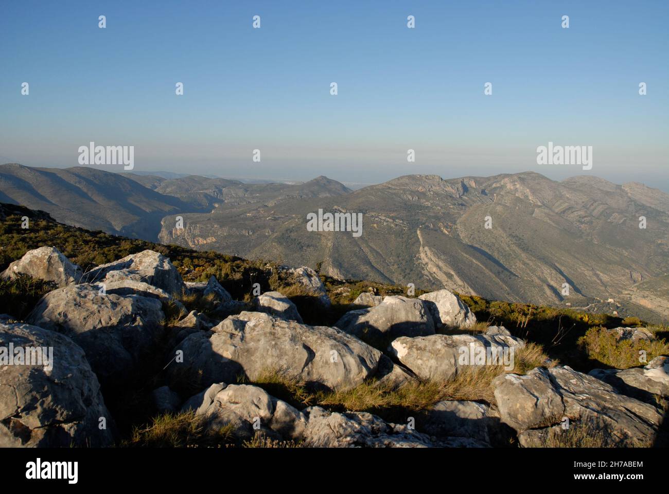 Vue du sommet de Cavall Verd près de Benimaurell dans le Vall de Laguar, aux montagnes lointaines et à la côte méditerranéenne au-delà, province d'Alicante, Espagne Banque D'Images
