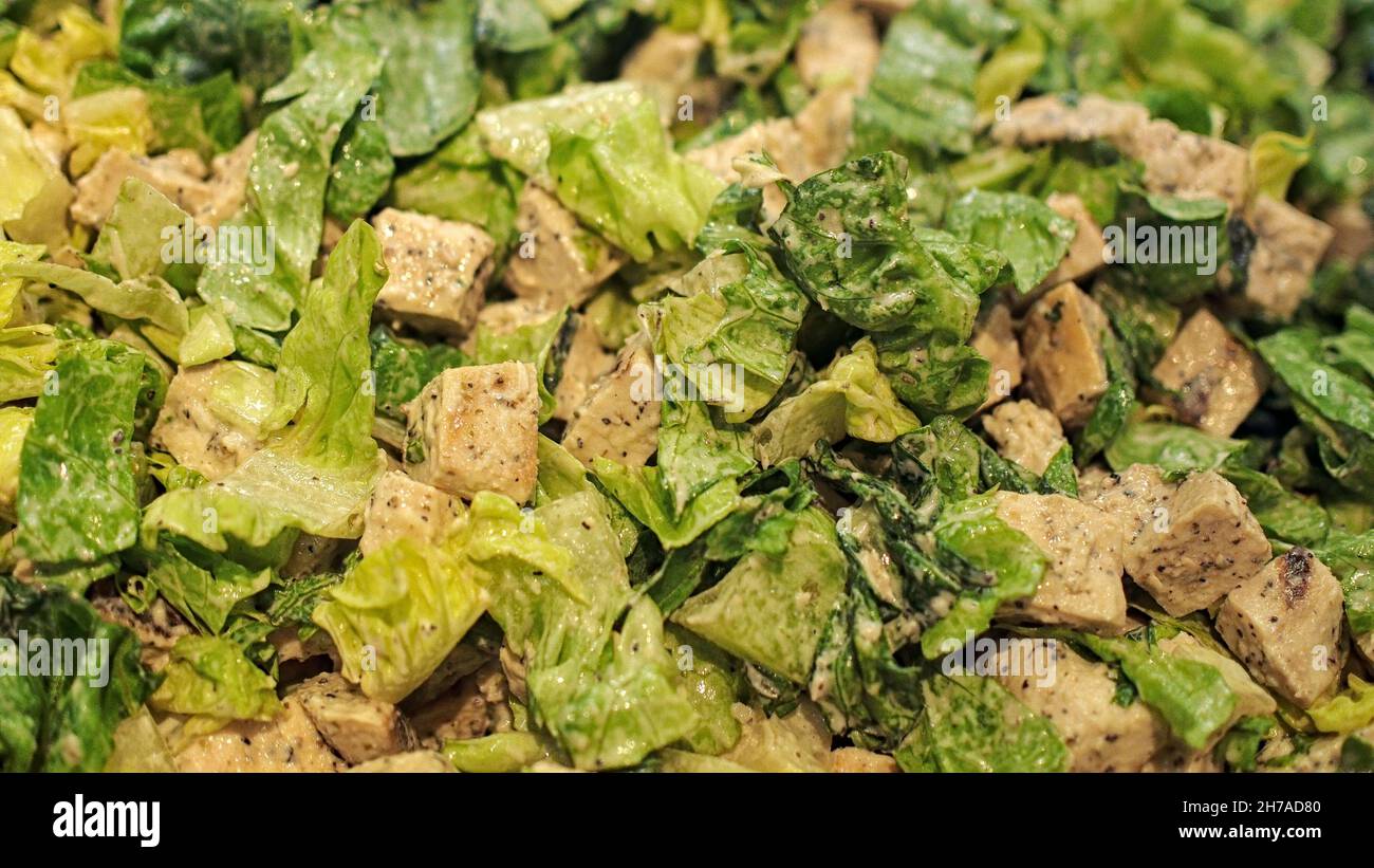 Salade César dans un bol Banque D'Images